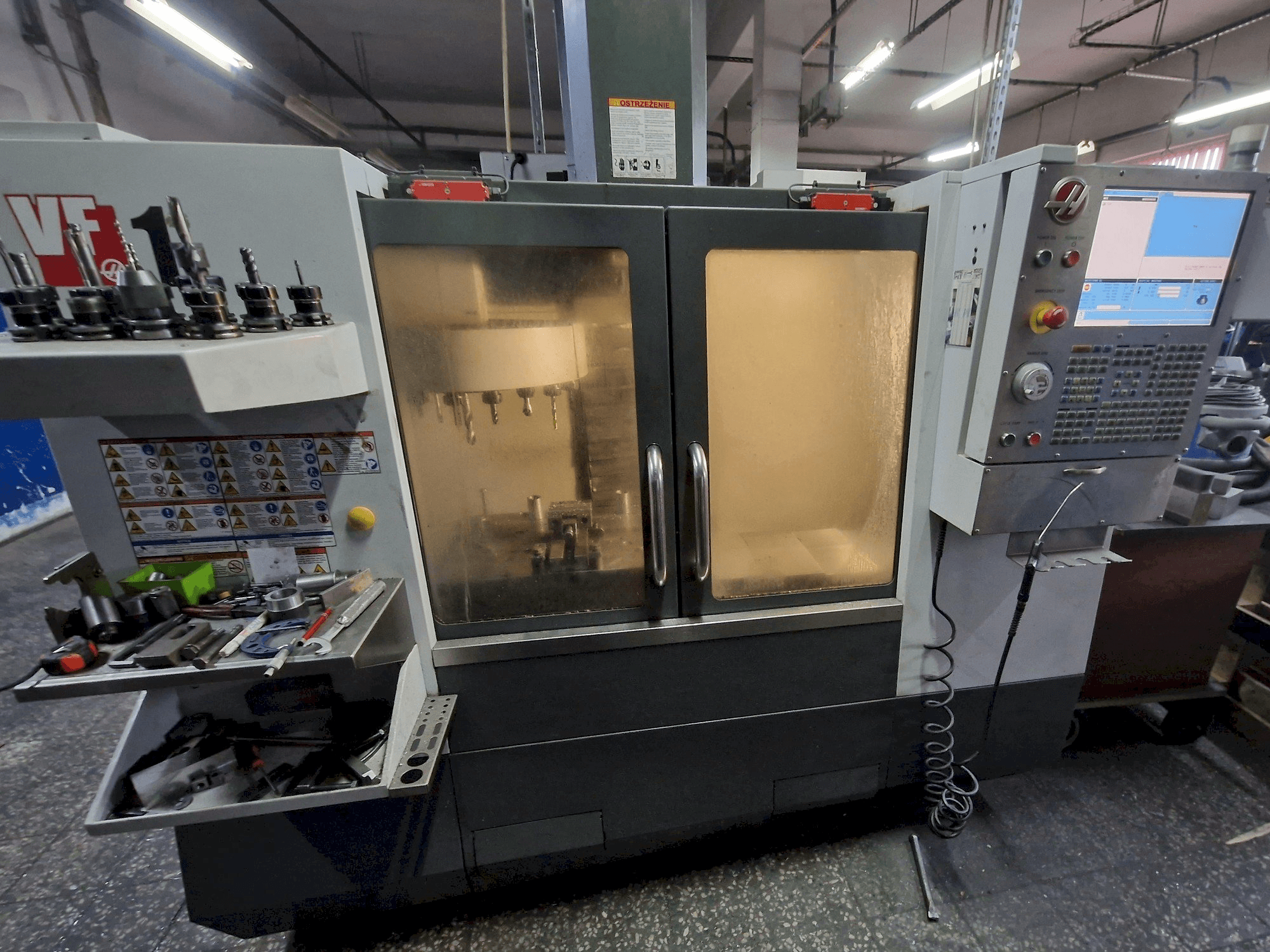 Vista Frontal da HAAS VF-1 máquina