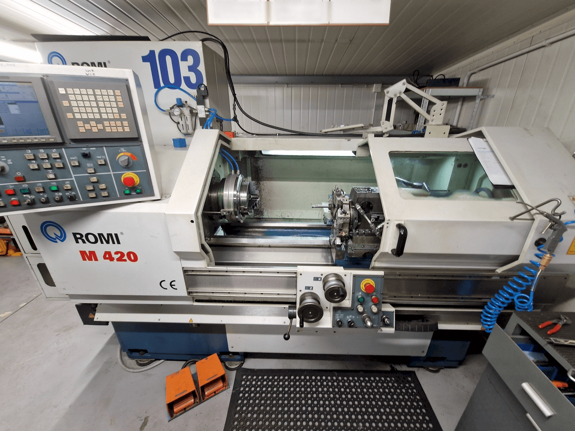 Vista Frontal da Romi M 420 máquina