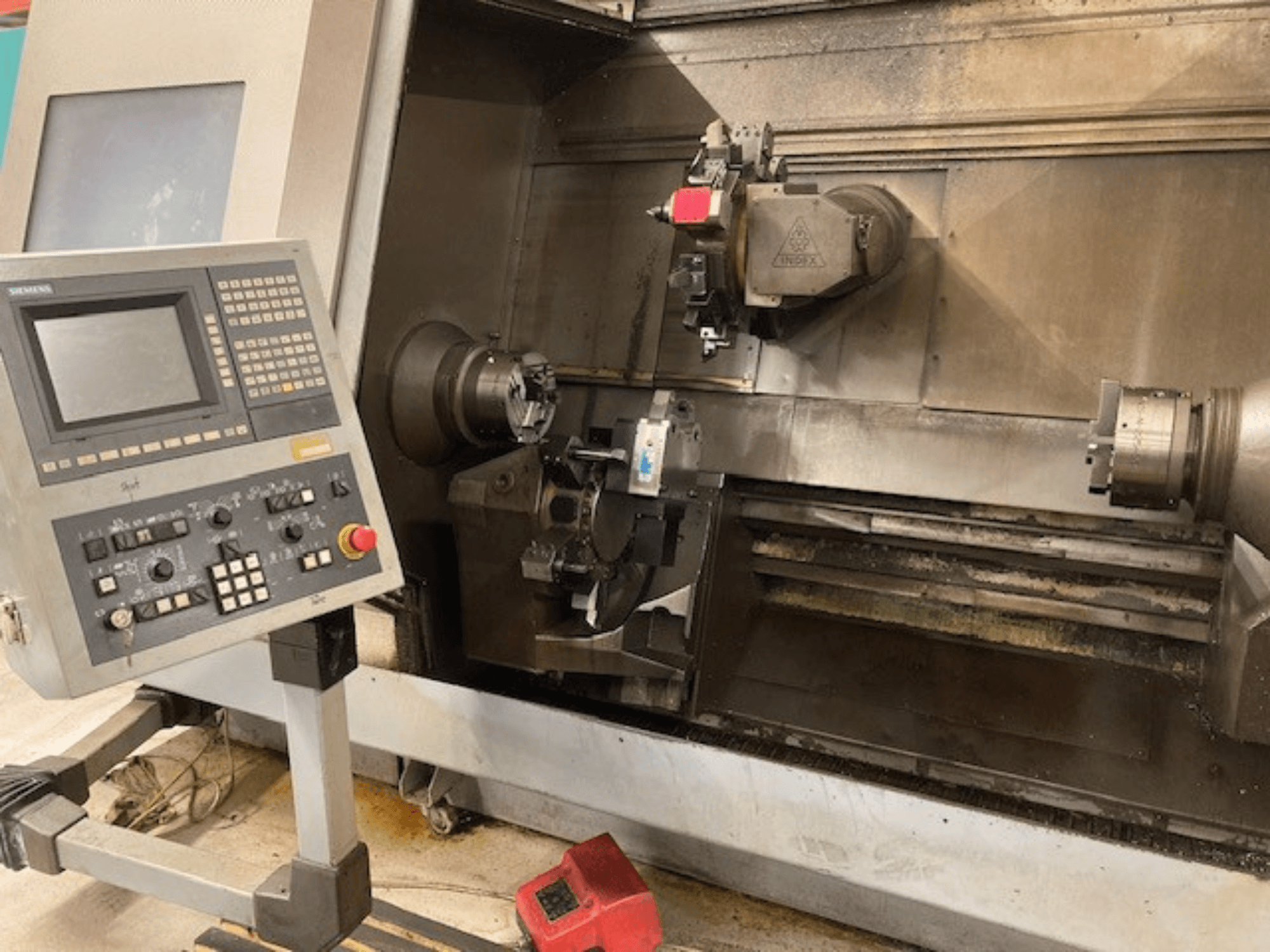 Máquina de torneamento horizontal Index G300 L YB com painel de controlo, mandril visível e área de trabalho, vista frontal.