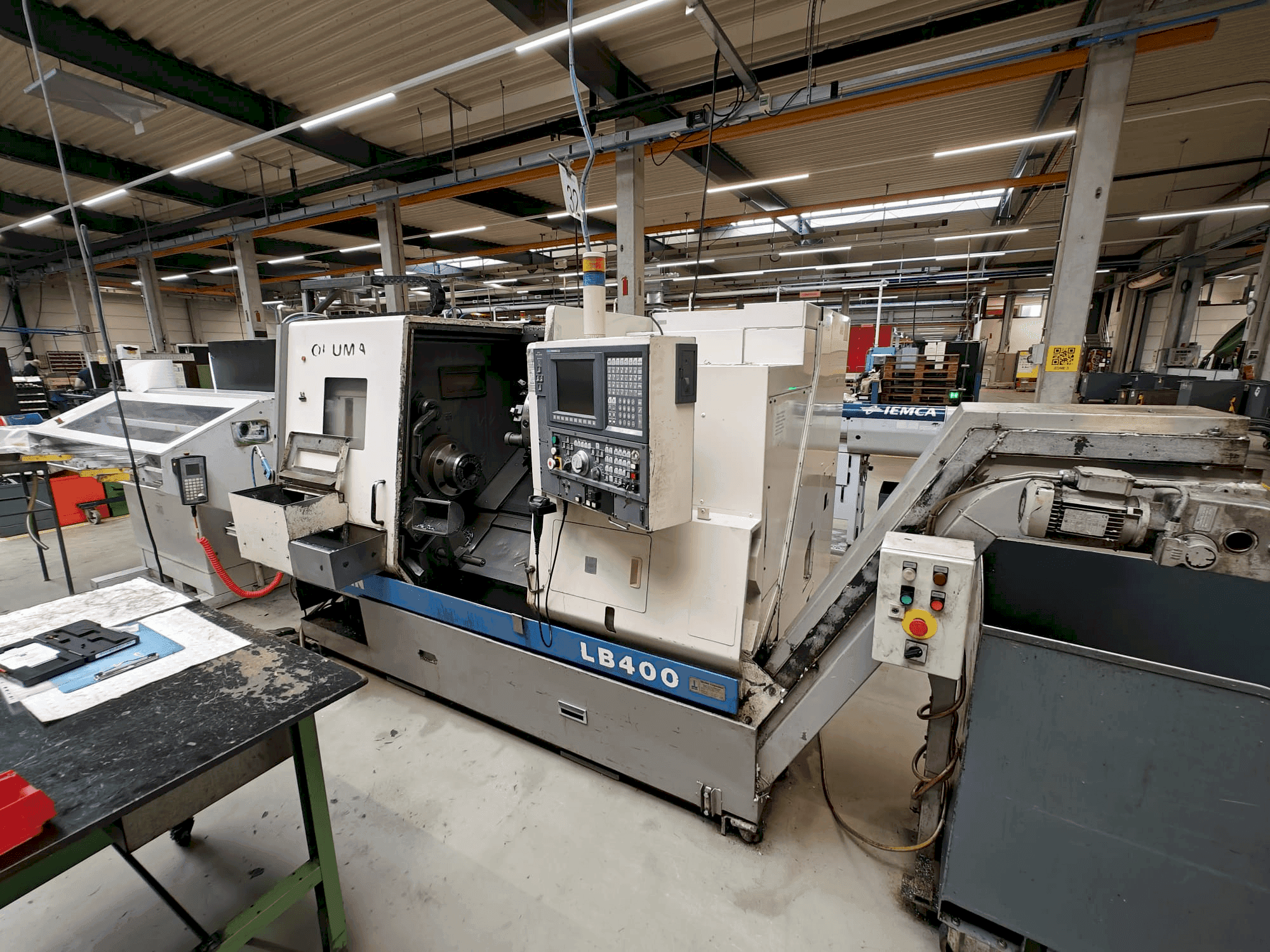 Vista Frontal da Okuma LB400 máquina