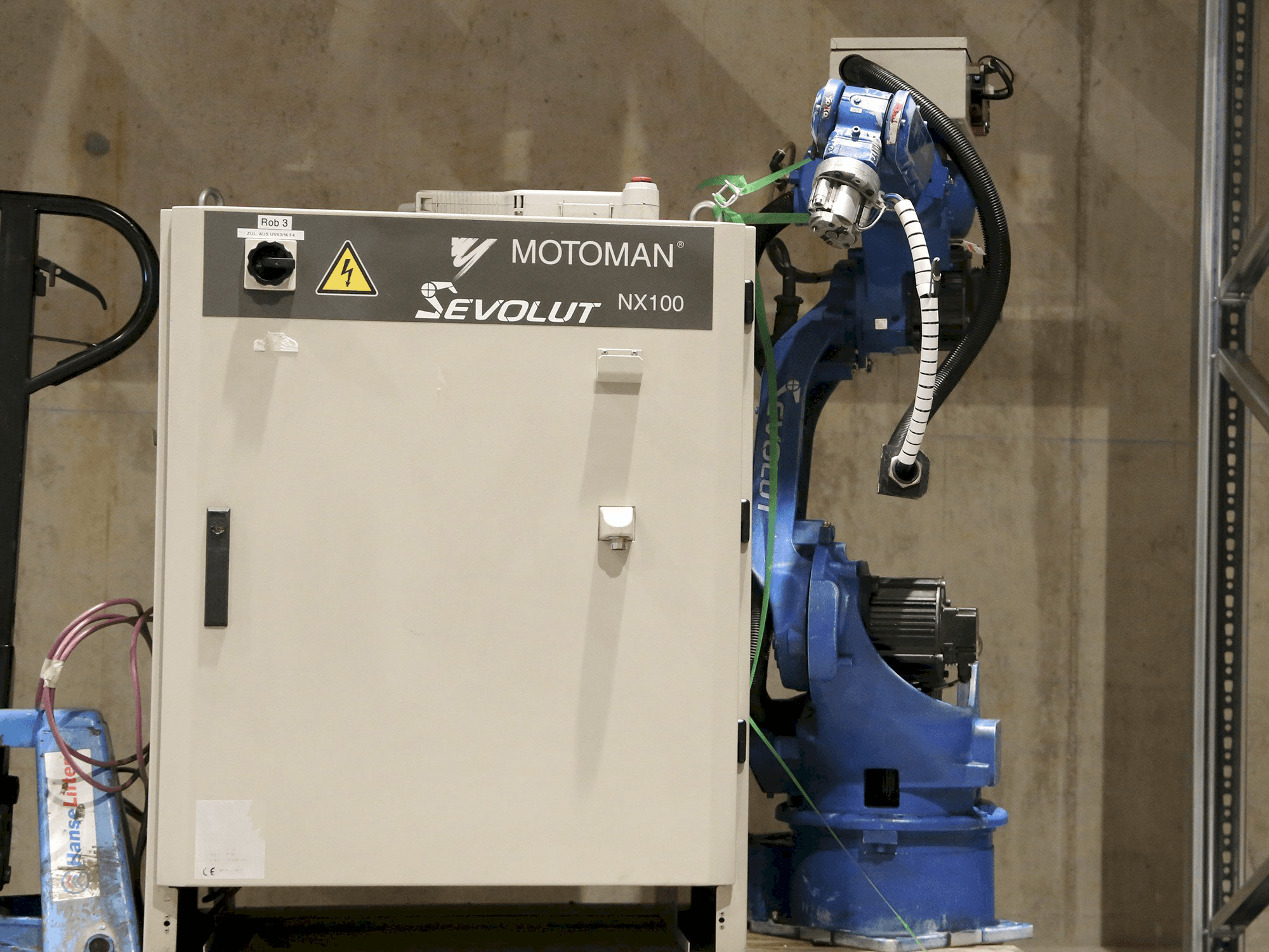 Vista Frontal da Yaskawa Motoman HP6 máquina