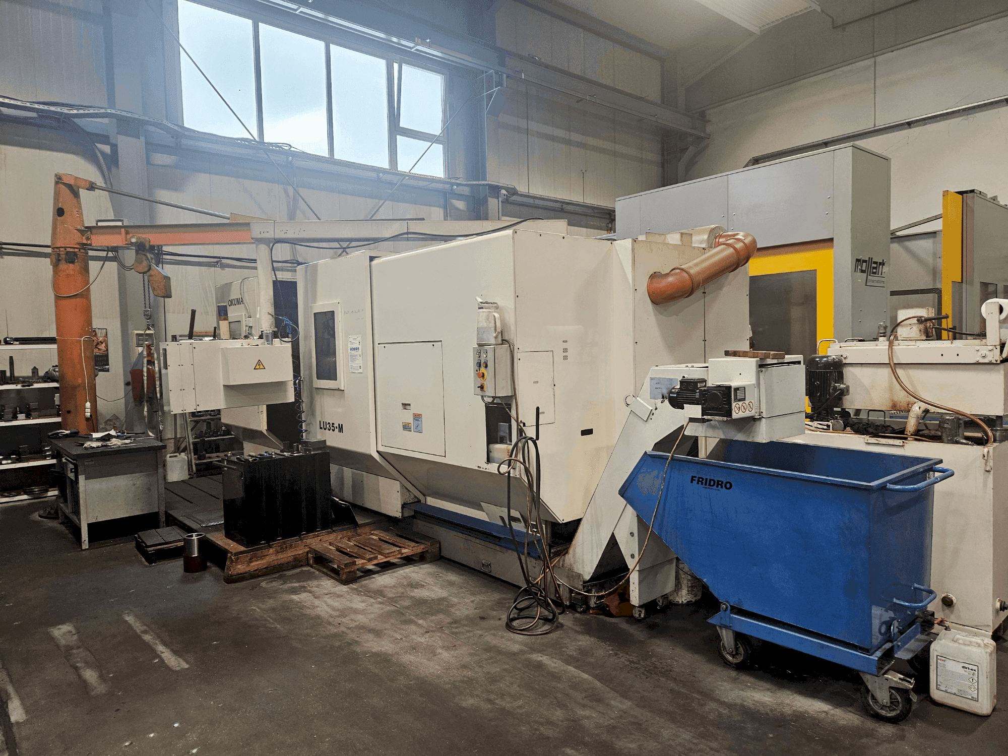 Vista Frontal da Okuma LU 35-M máquina