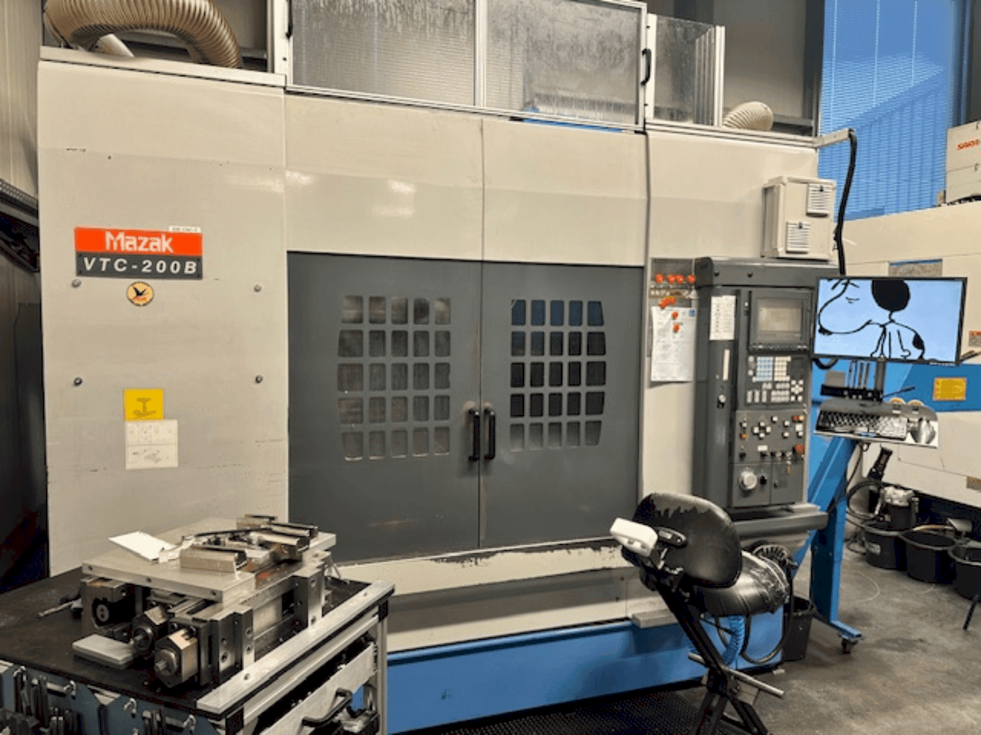 Vista Frontal da Mazak VTV-200B máquina