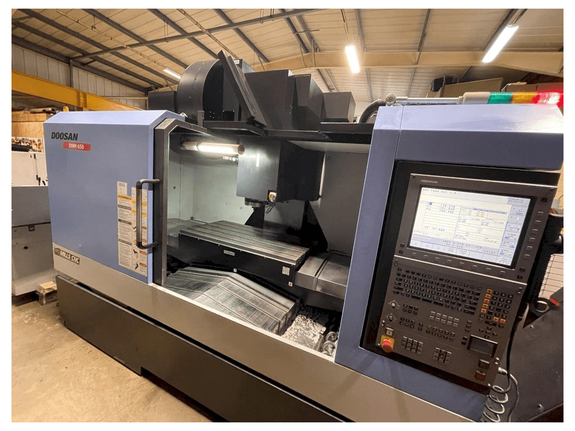 Vista Frontal da Doosan DNM650 máquina