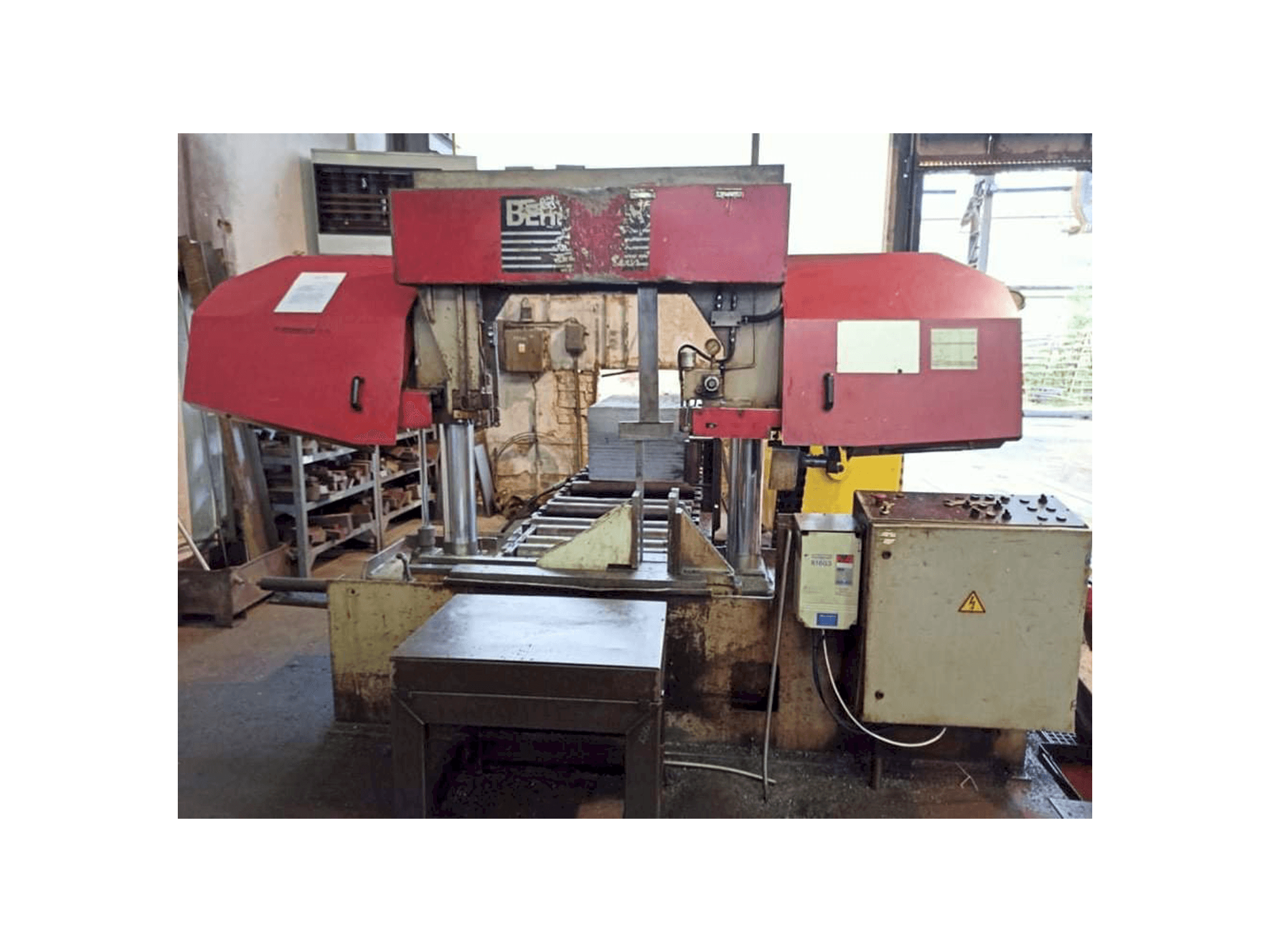 Vista Frontal da Behringer HBP 530 máquina