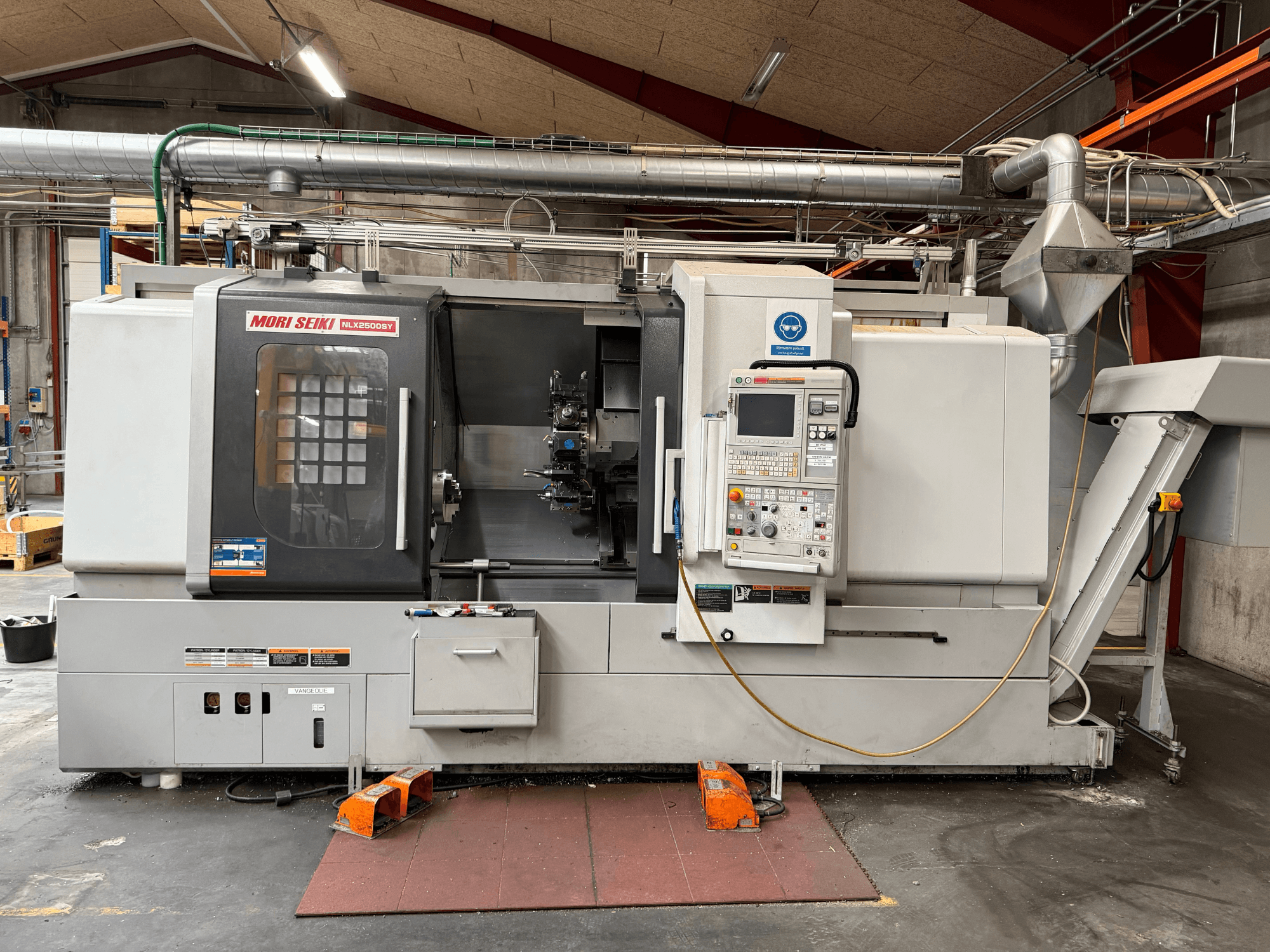 Torno horizontal DMG MORI NLX2500SY/1250, vista frontal, mostrando o painel de controlo e os componentes operacionais.