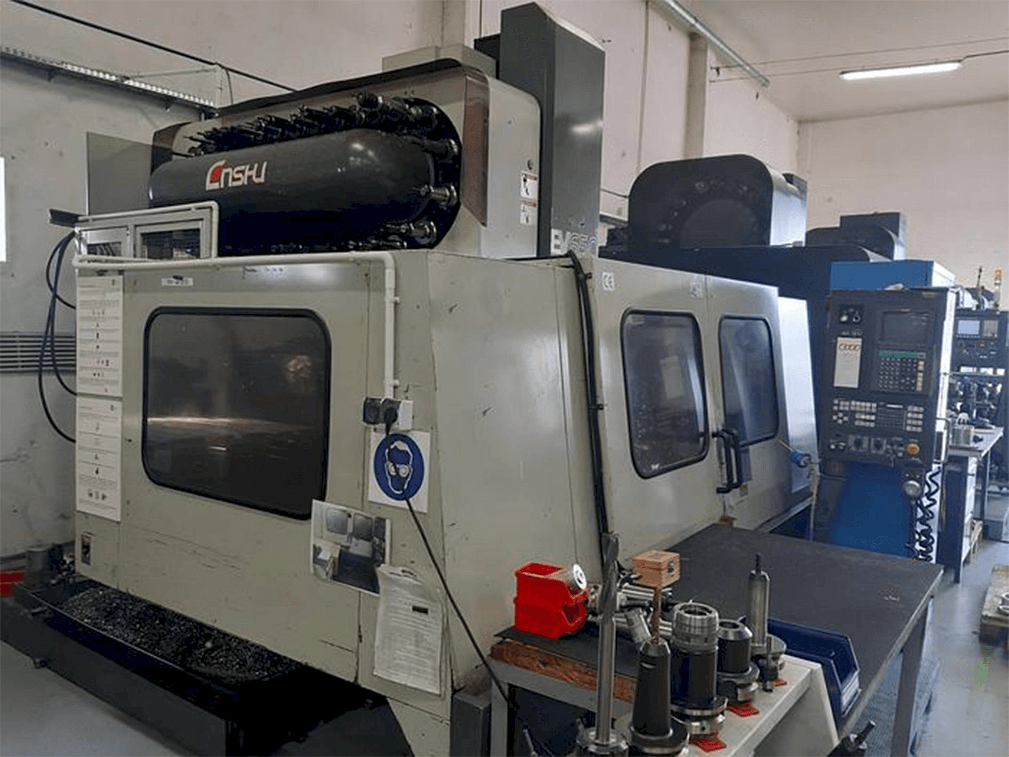 Vista Frontal da Enshu EV 650 máquina