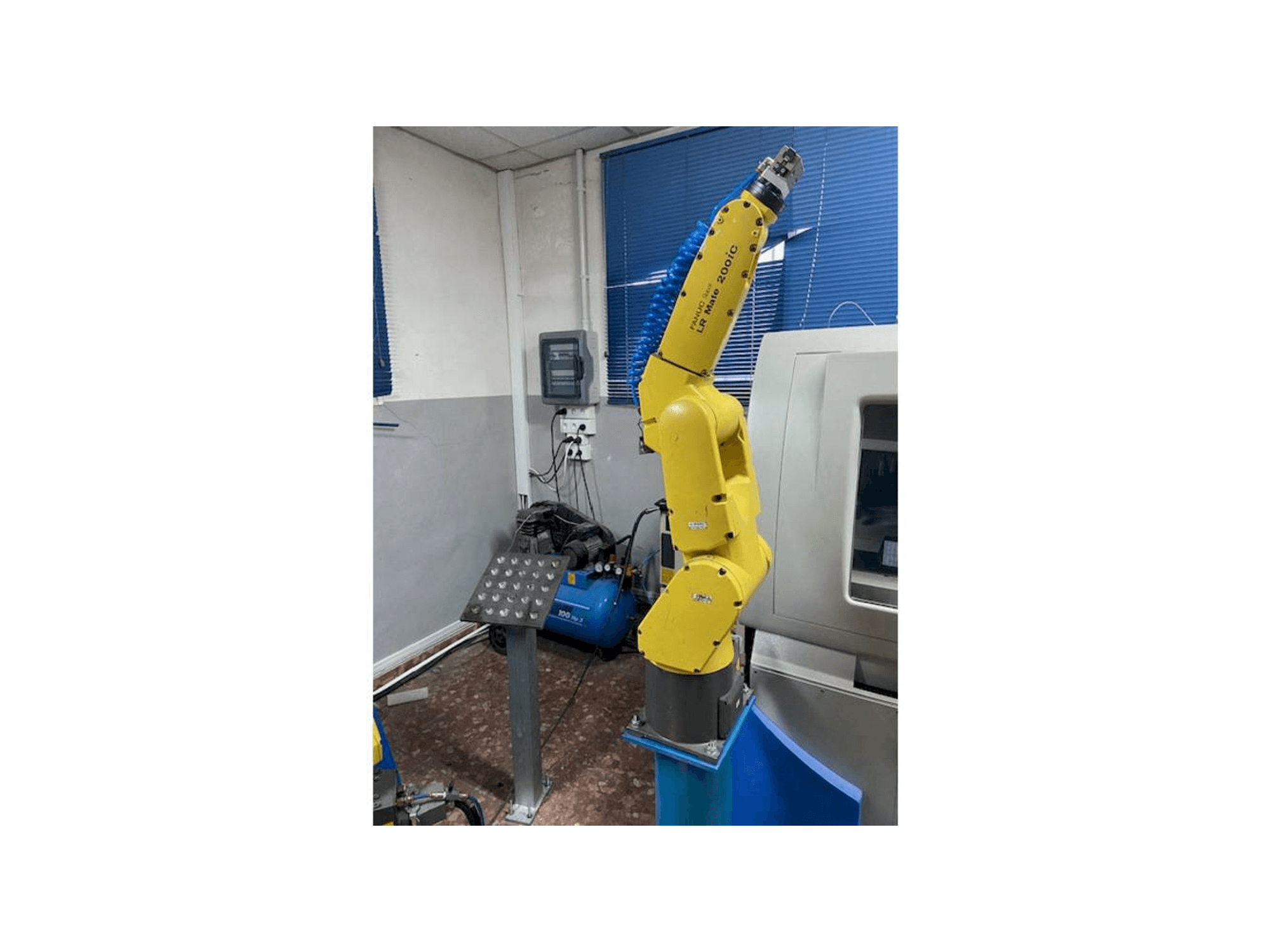 Vista Frontal da FANUC LR MATE 200 ic máquina