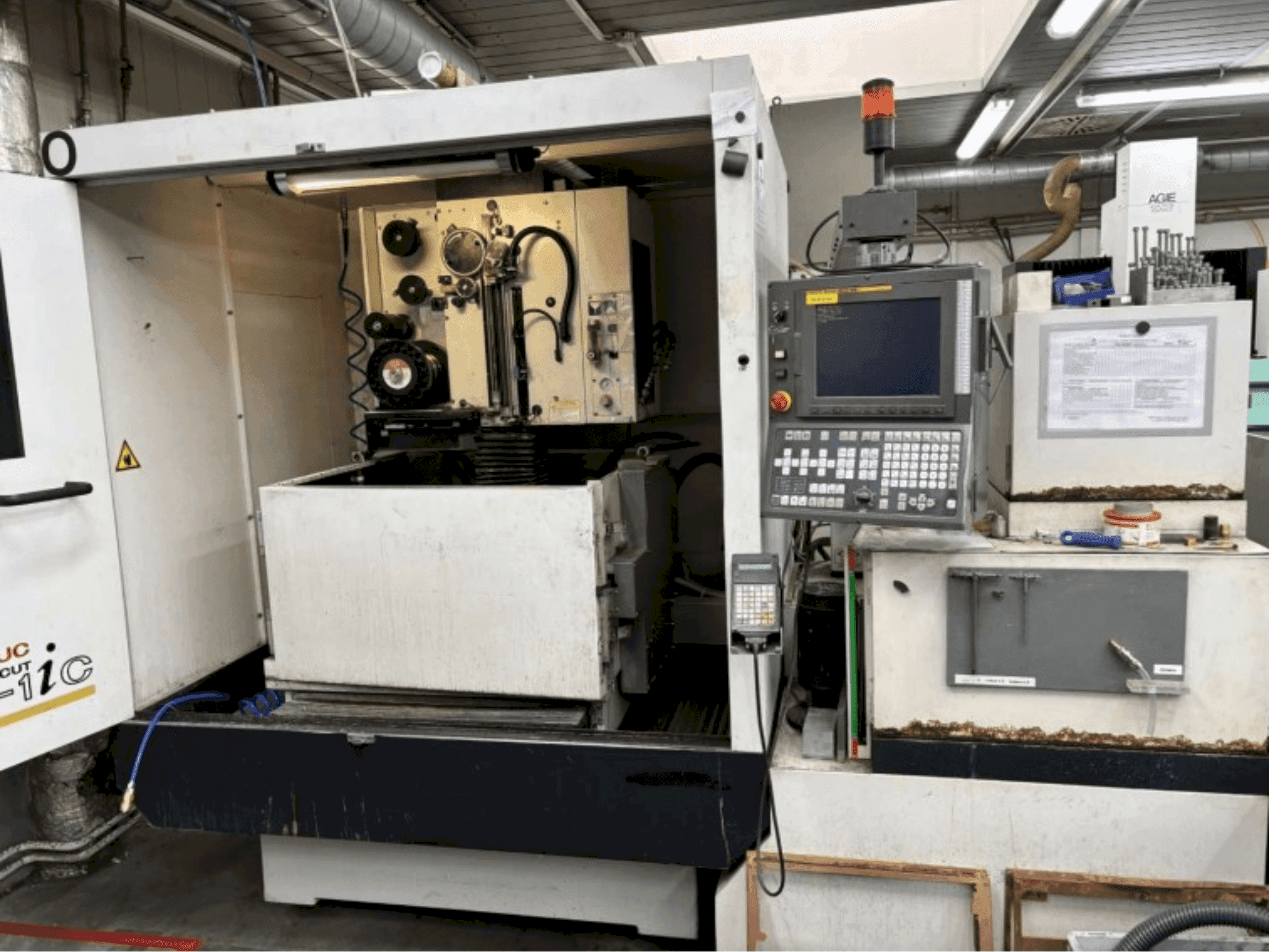 Vista Frontal da FANUC ROBOCUT alpha-1iC máquina