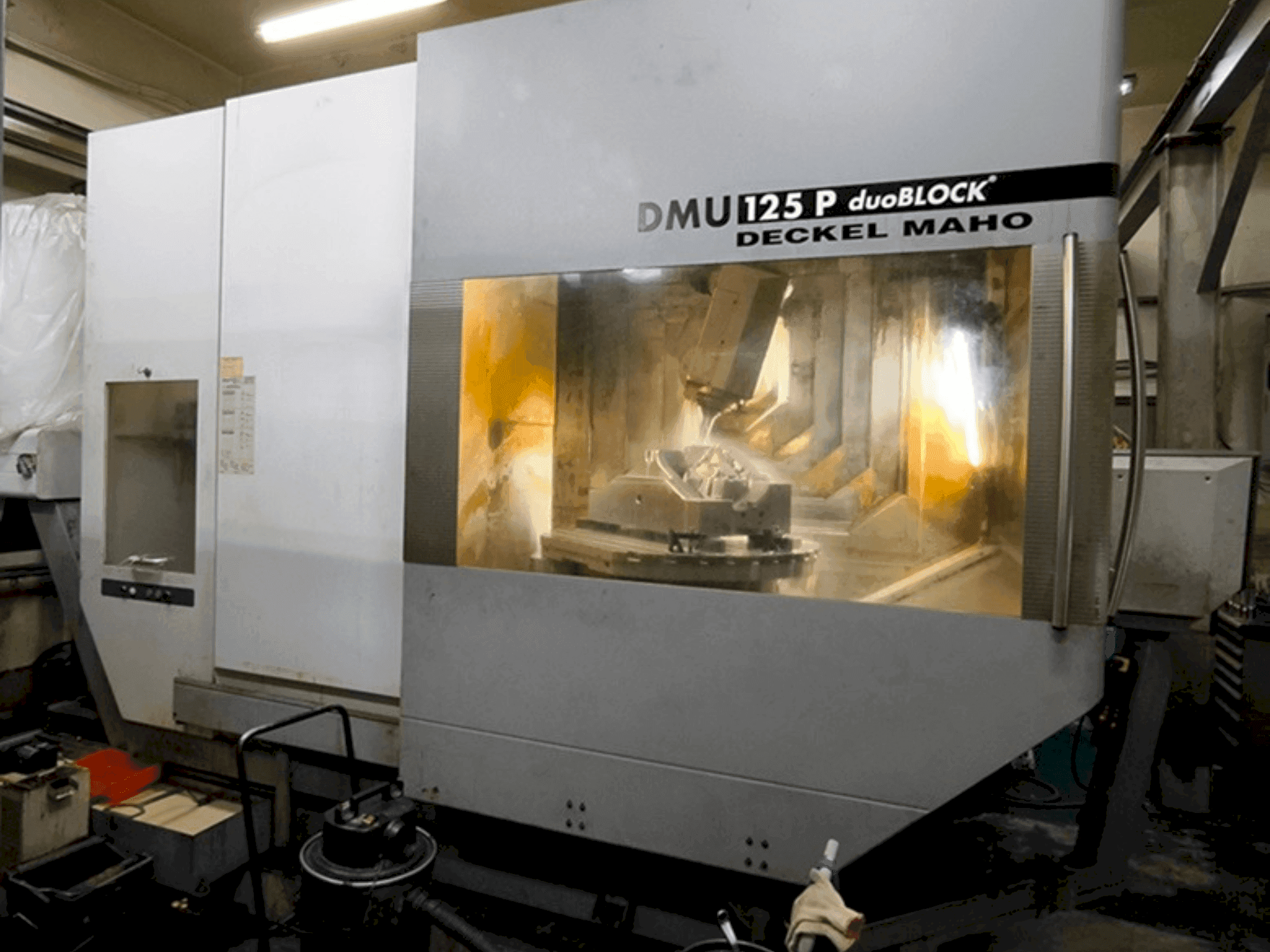 Vista Frontal da DECKEL MAHO DMU 125 P duoBLOCK máquina