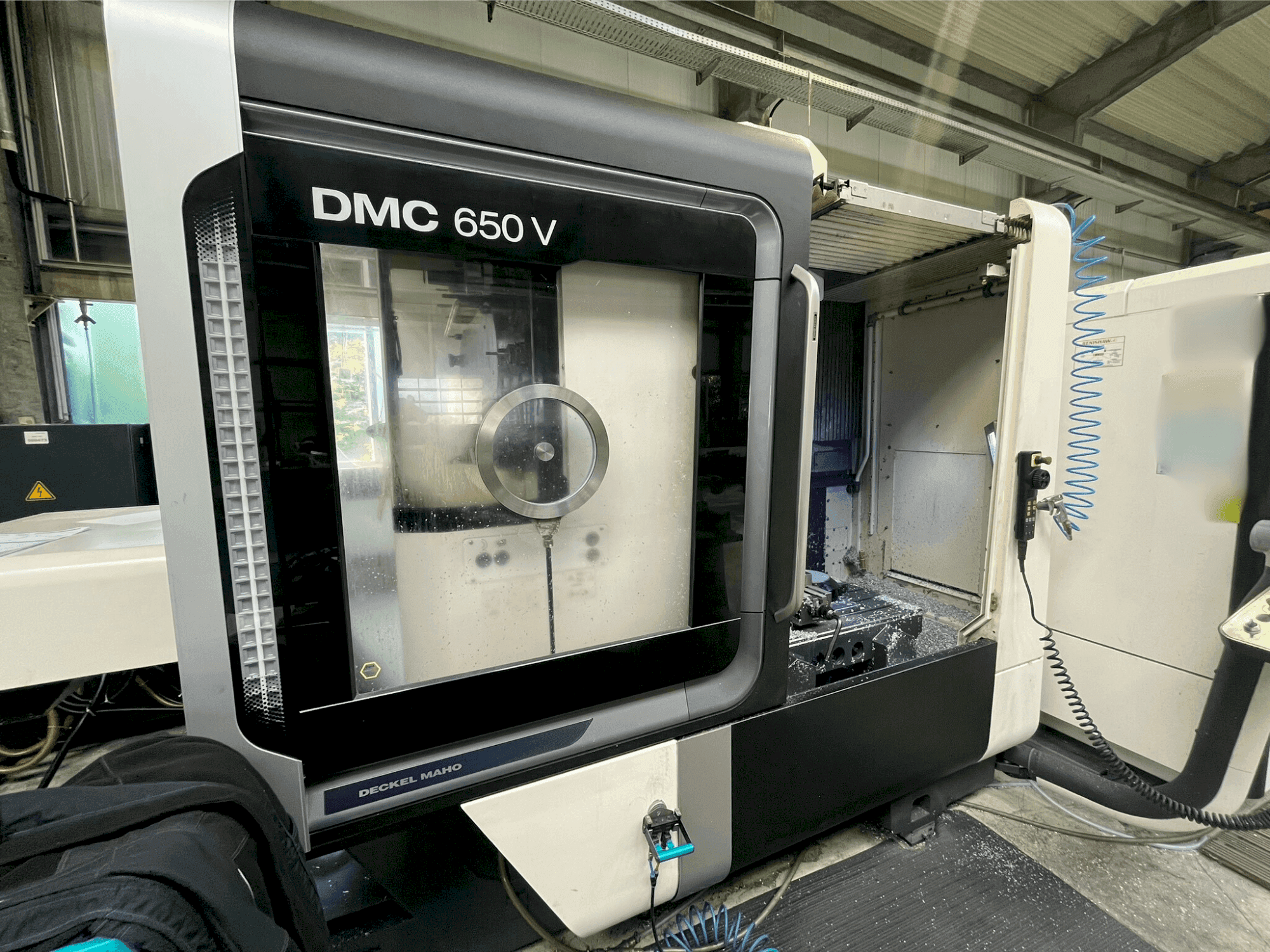Vista Frontal da DMG MORI DMC 650 V máquina