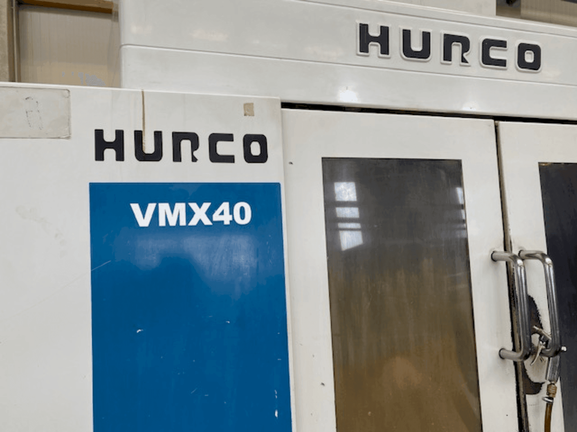 Vista Frontal da Hurco VMX 40 máquina