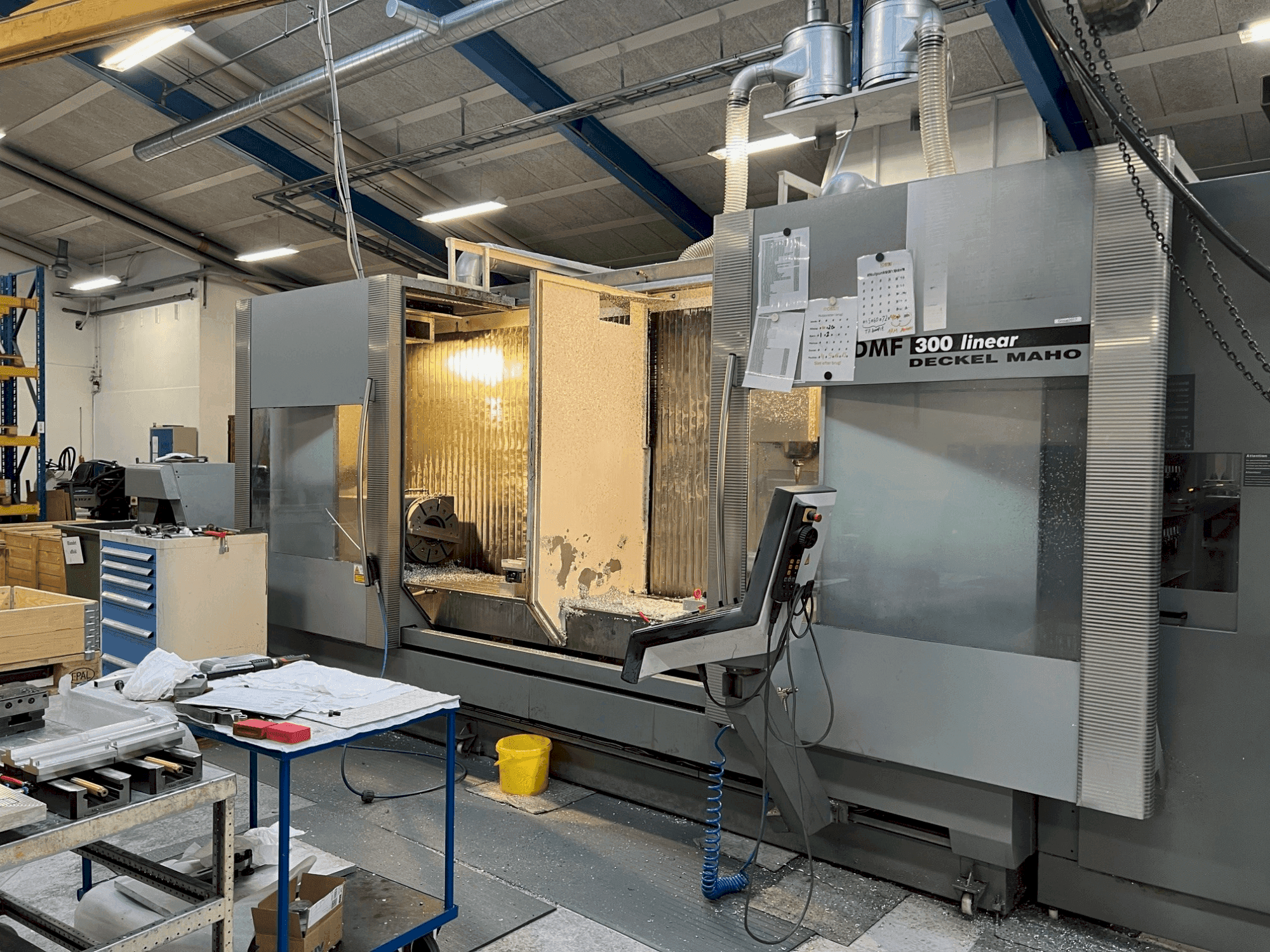 Vista Frontal da DMG DECKEL MAHO DMF 300 máquina