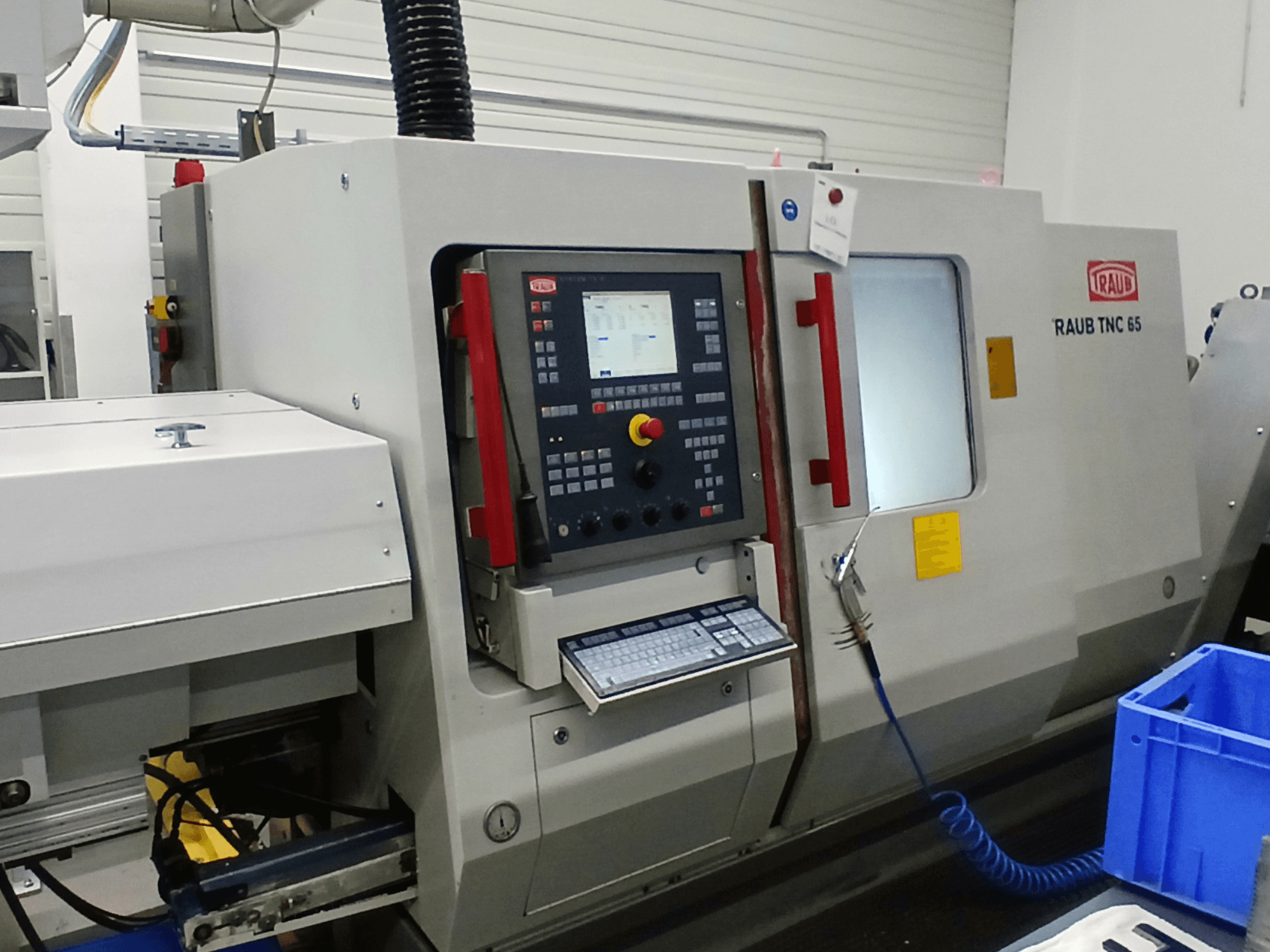 Torno horizontal RAUB TNC 65 DG, vista frontal, com painel de controlo e interface de ferramentas.