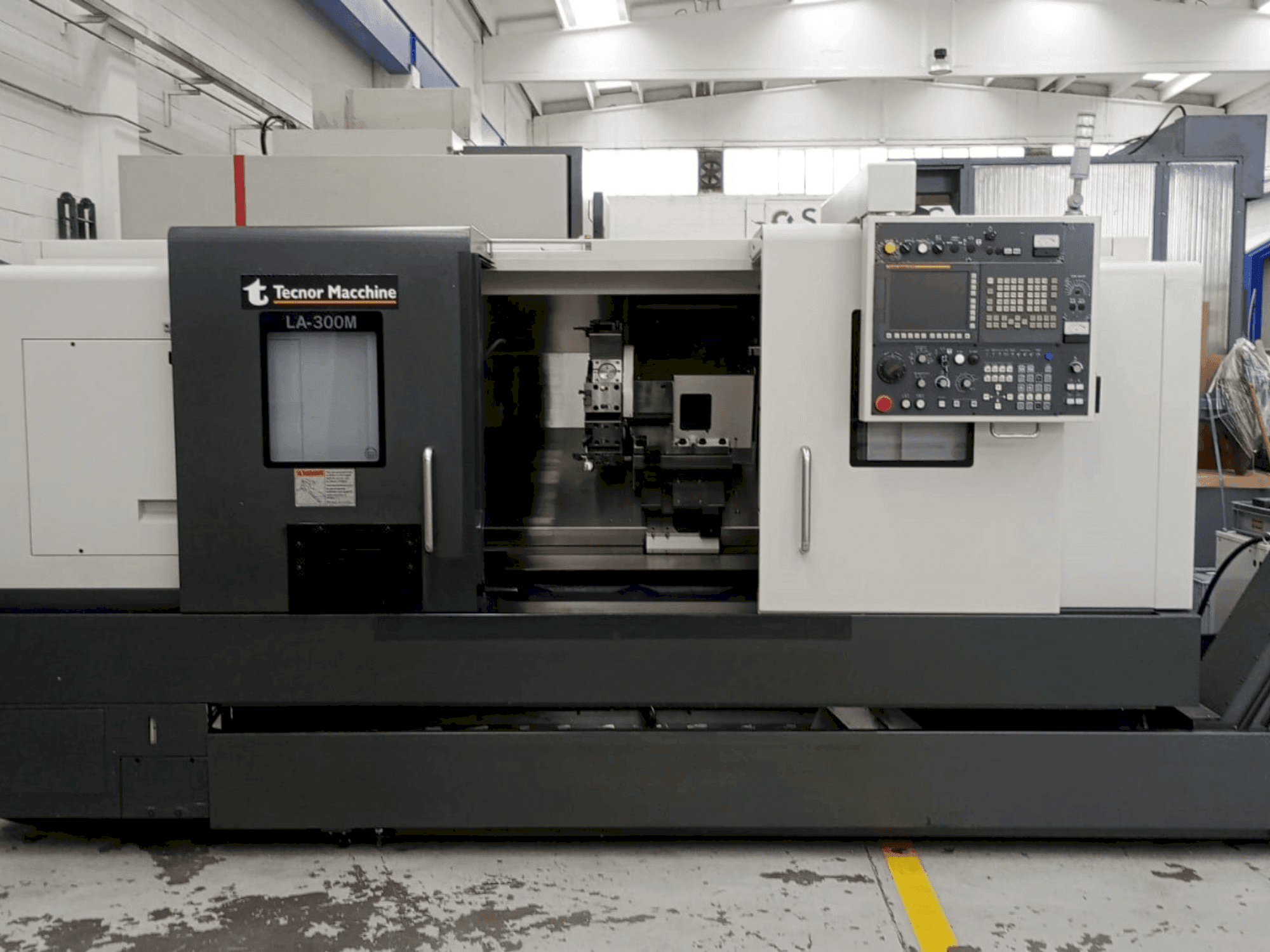 Vista Frontal da Takisawa LA-300 CNC máquina