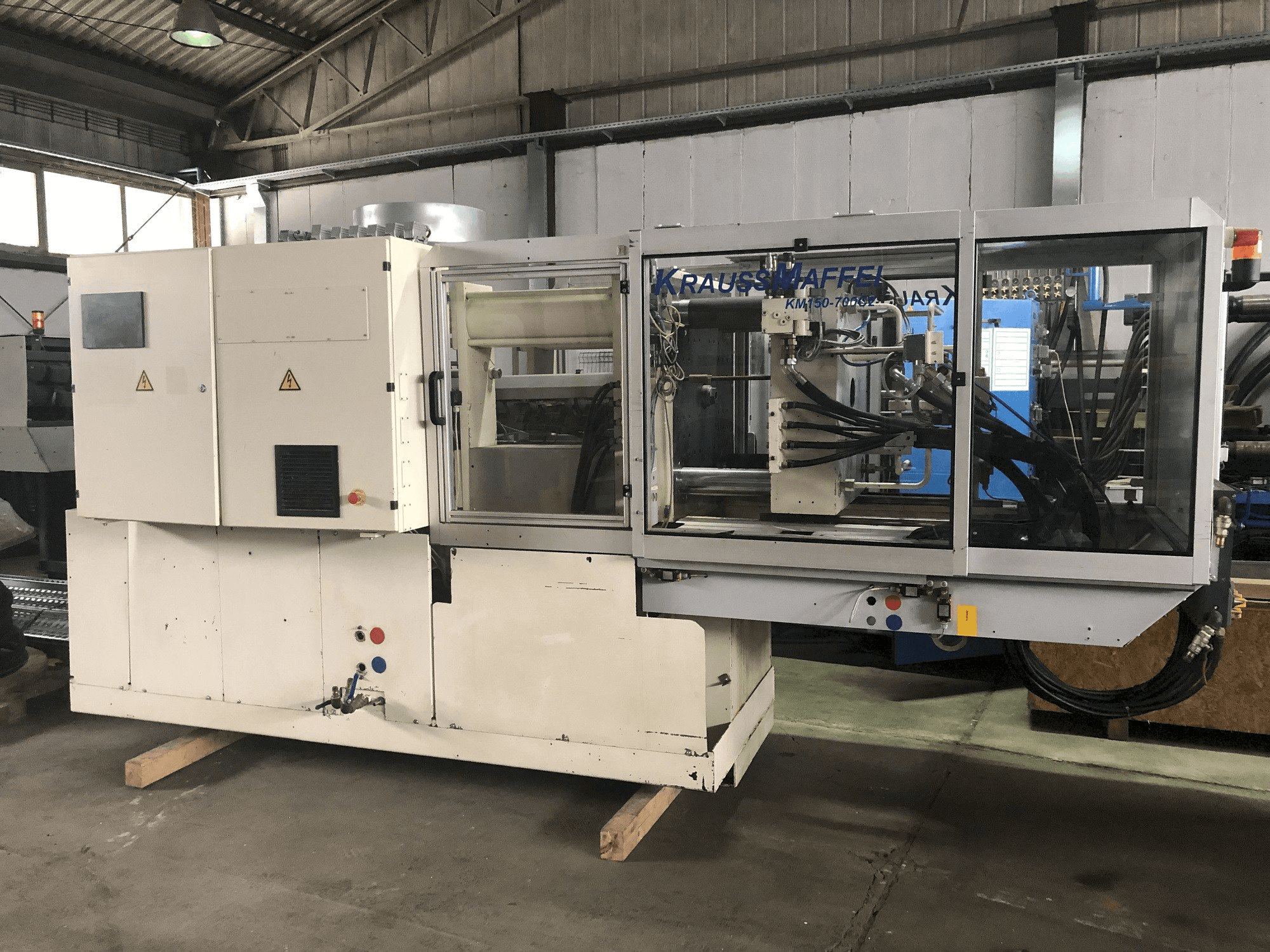 Vista Frontal da Krauss Maffei 150-700 C2 máquina