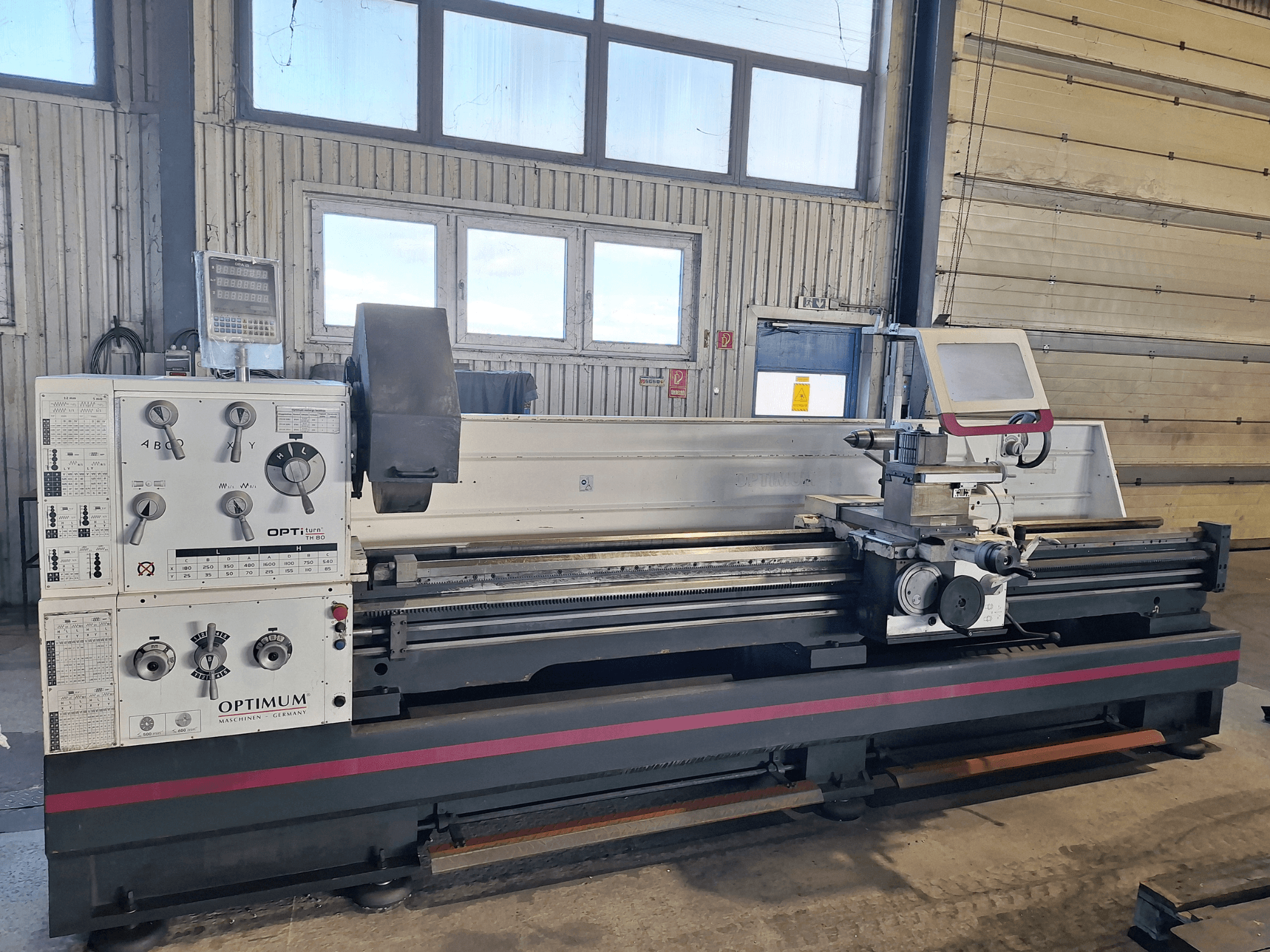 Optimum OptiTurn TH 8030D máquina de torneamento horizontal em vista lateral, com painel de controlo, suporte de ferramentas e base robusta.