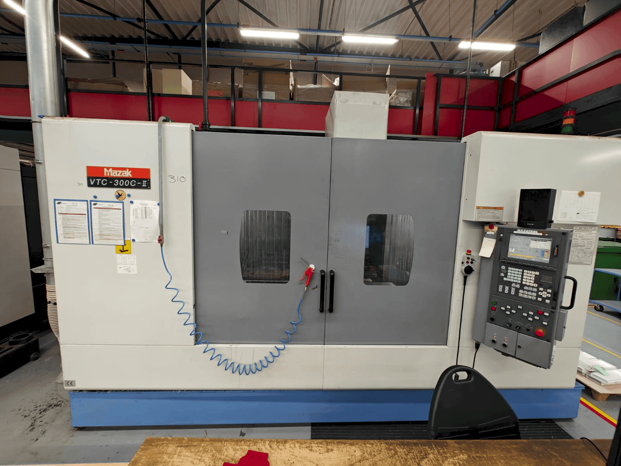 Vista Frontal da Mazak VTC-300C máquina