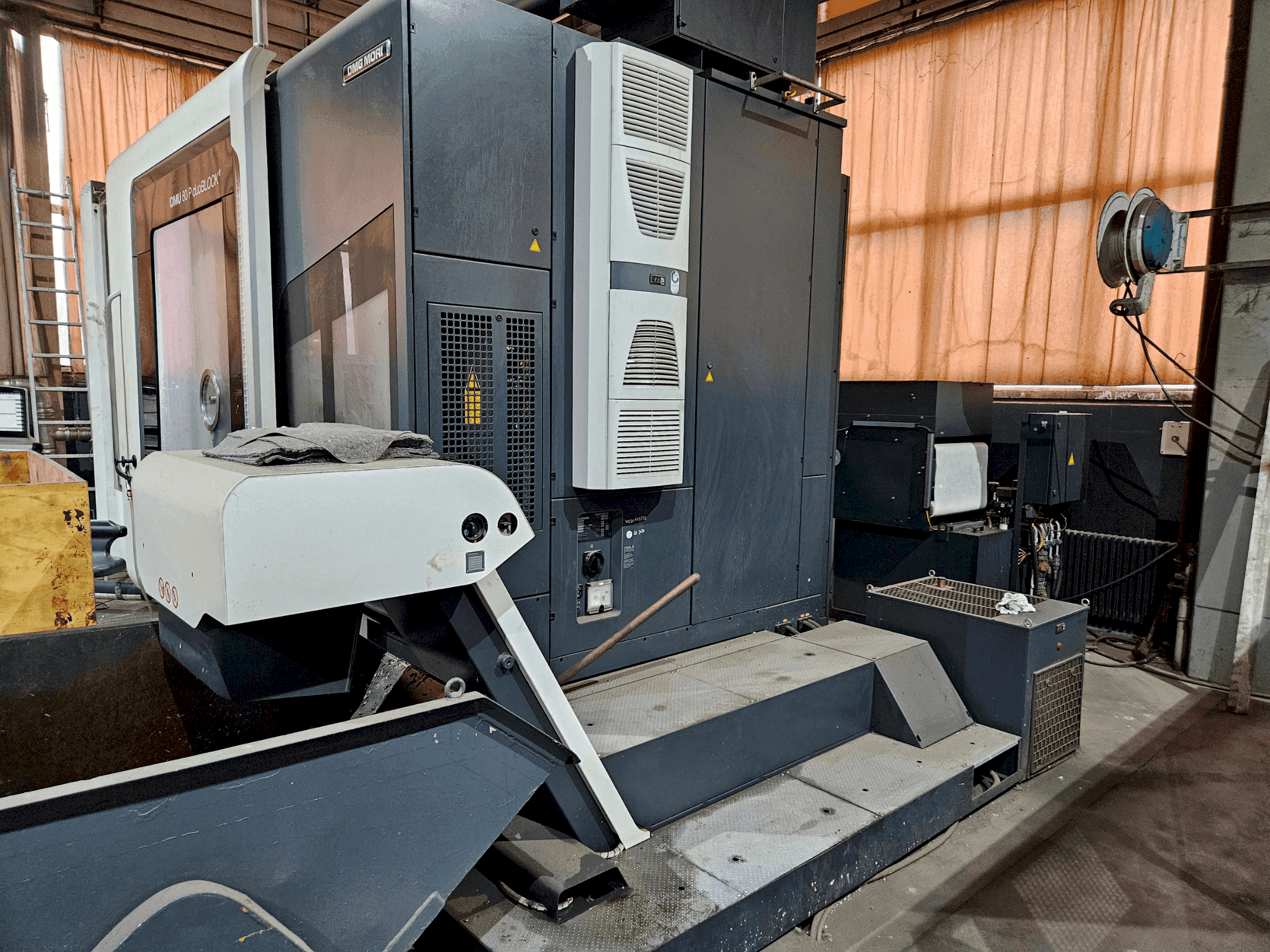 Vista Frontal da DMG MORI DMU 80 P duoBLOCK máquina