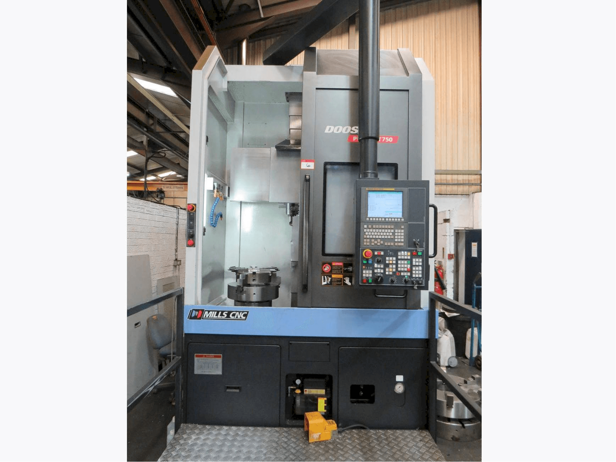 Vista Frontal da Doosan Puma VT-750 máquina