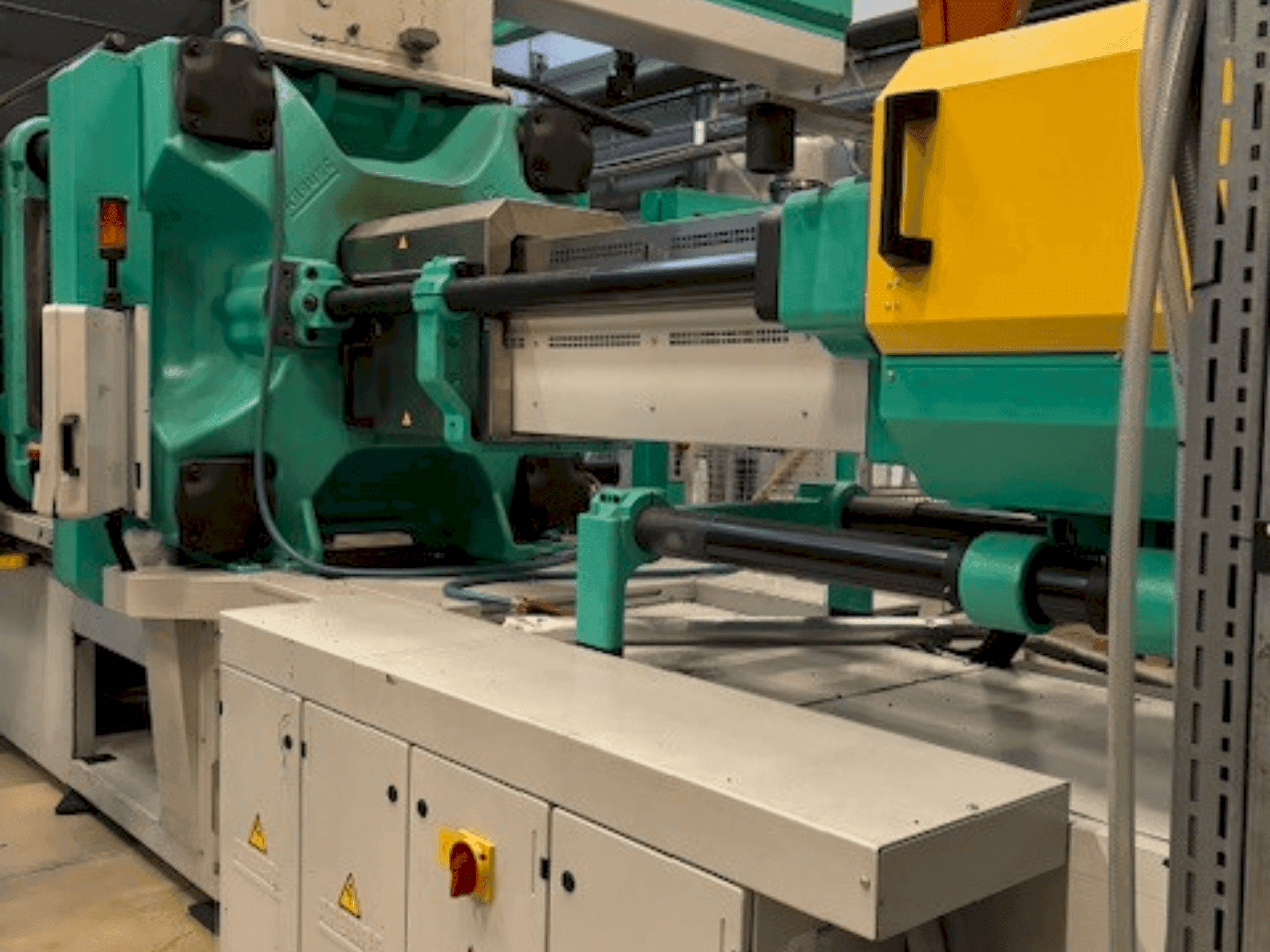 Vista Frontal da Arburg Allrounder 920S 5000-3200 máquina