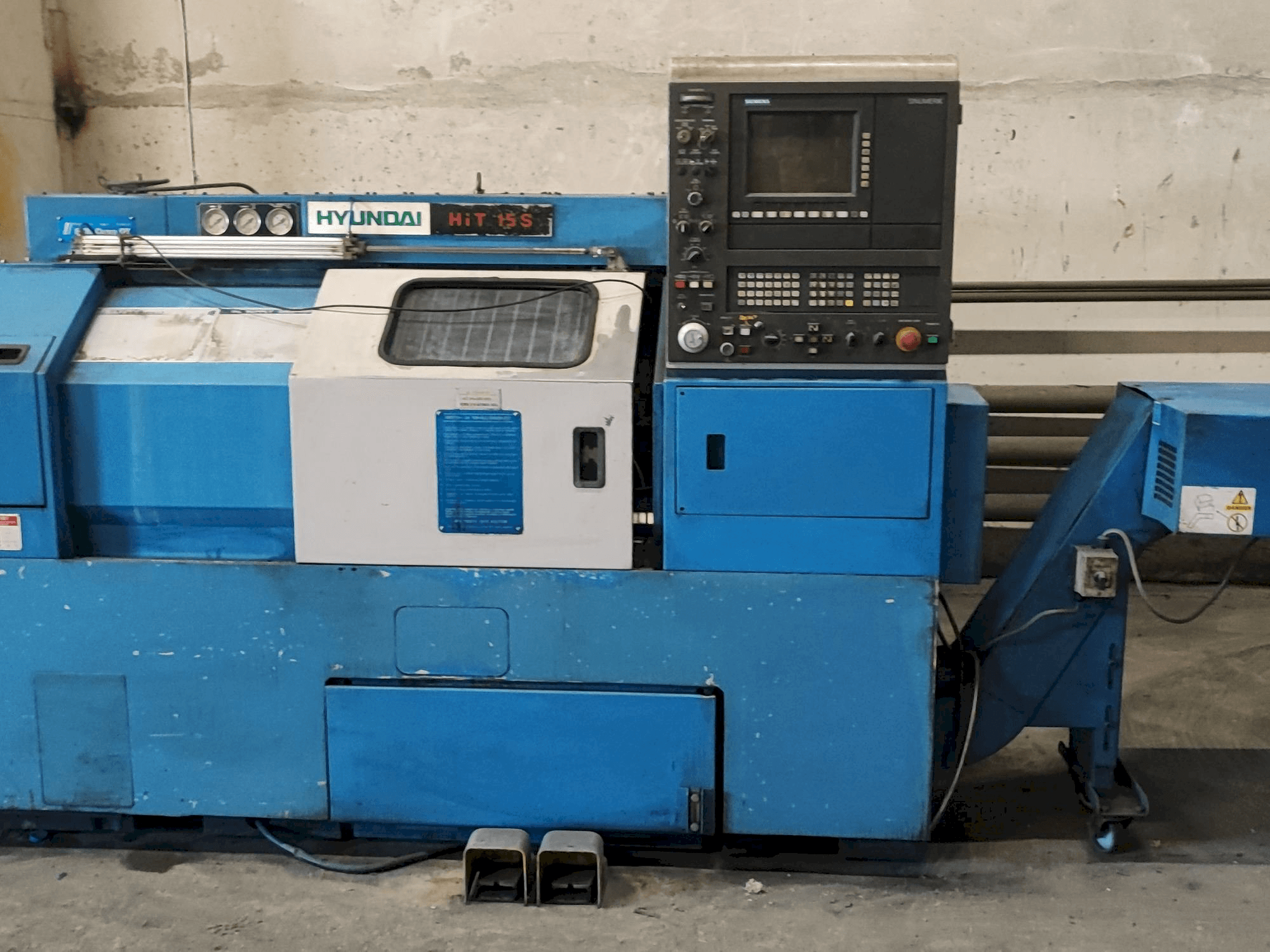 Vista Frontal da Hyundai HIT15s máquina