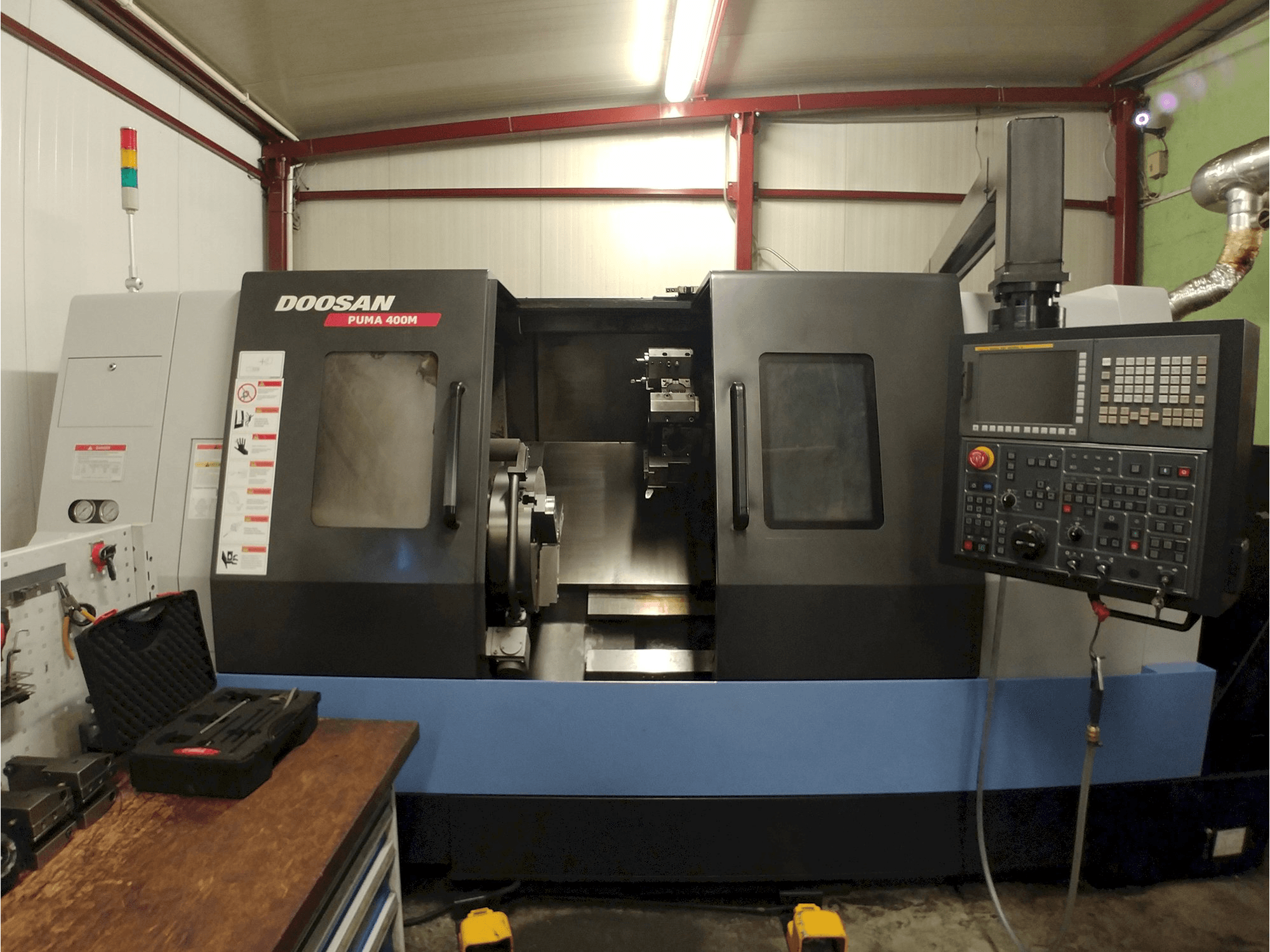 Vista Frontal da Doosan Puma 400MC máquina