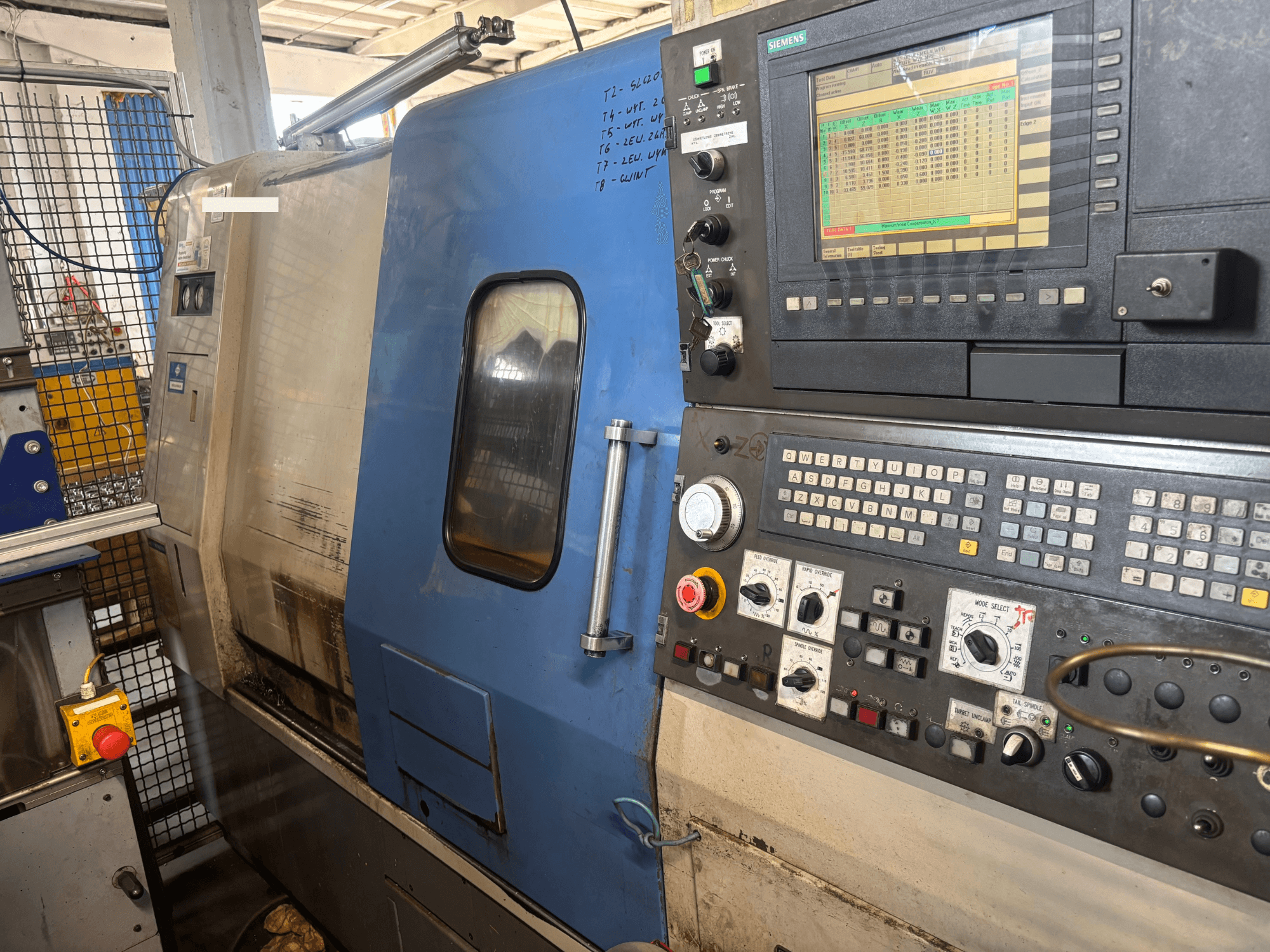 Torno horizontal Hyundai HIT-200C, vista frontal, com um painel de controlo da Siemens e botões operacionais.