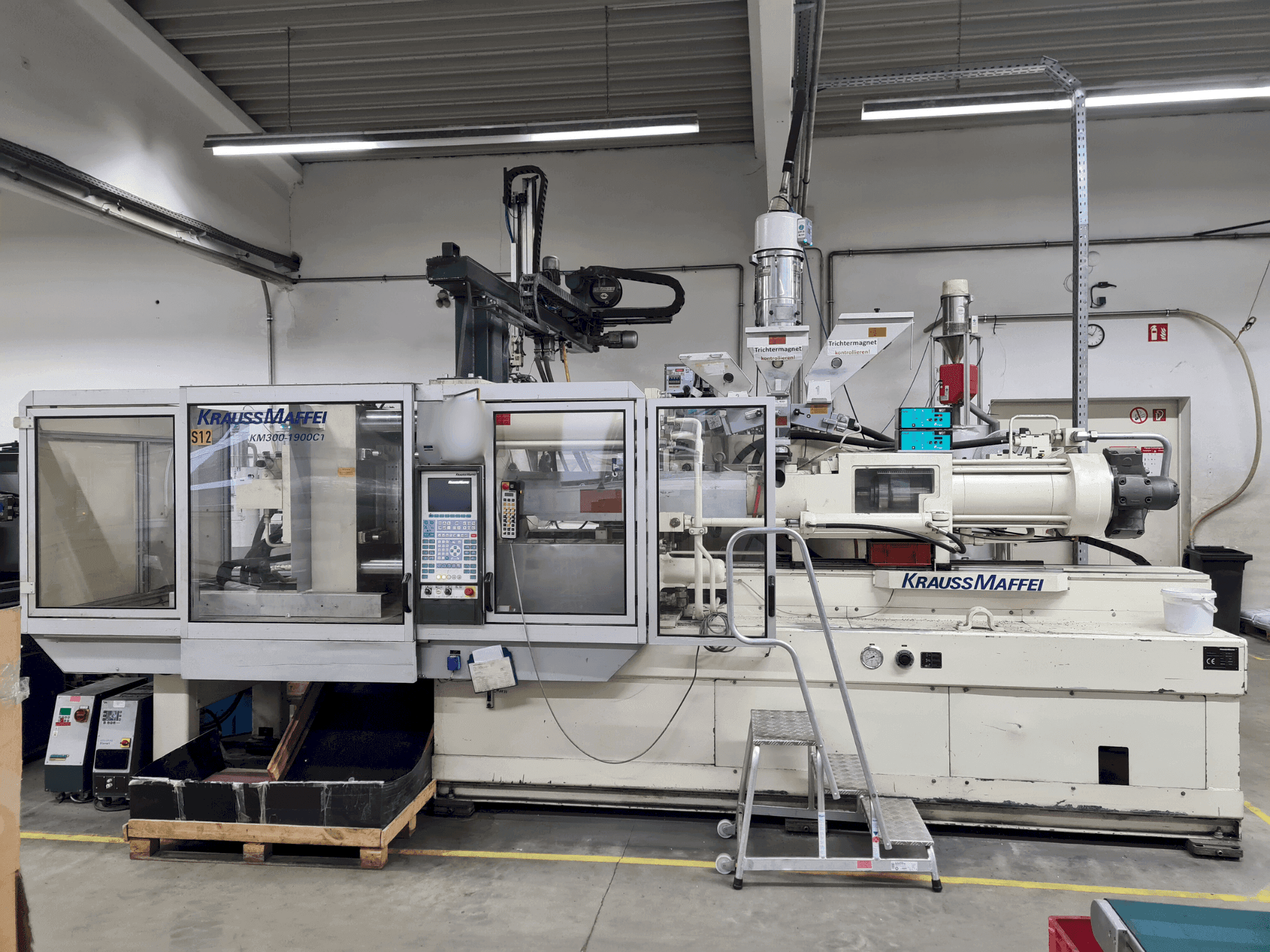 Vista Frontal da Krauss Maffei 300-1900 C1 máquina