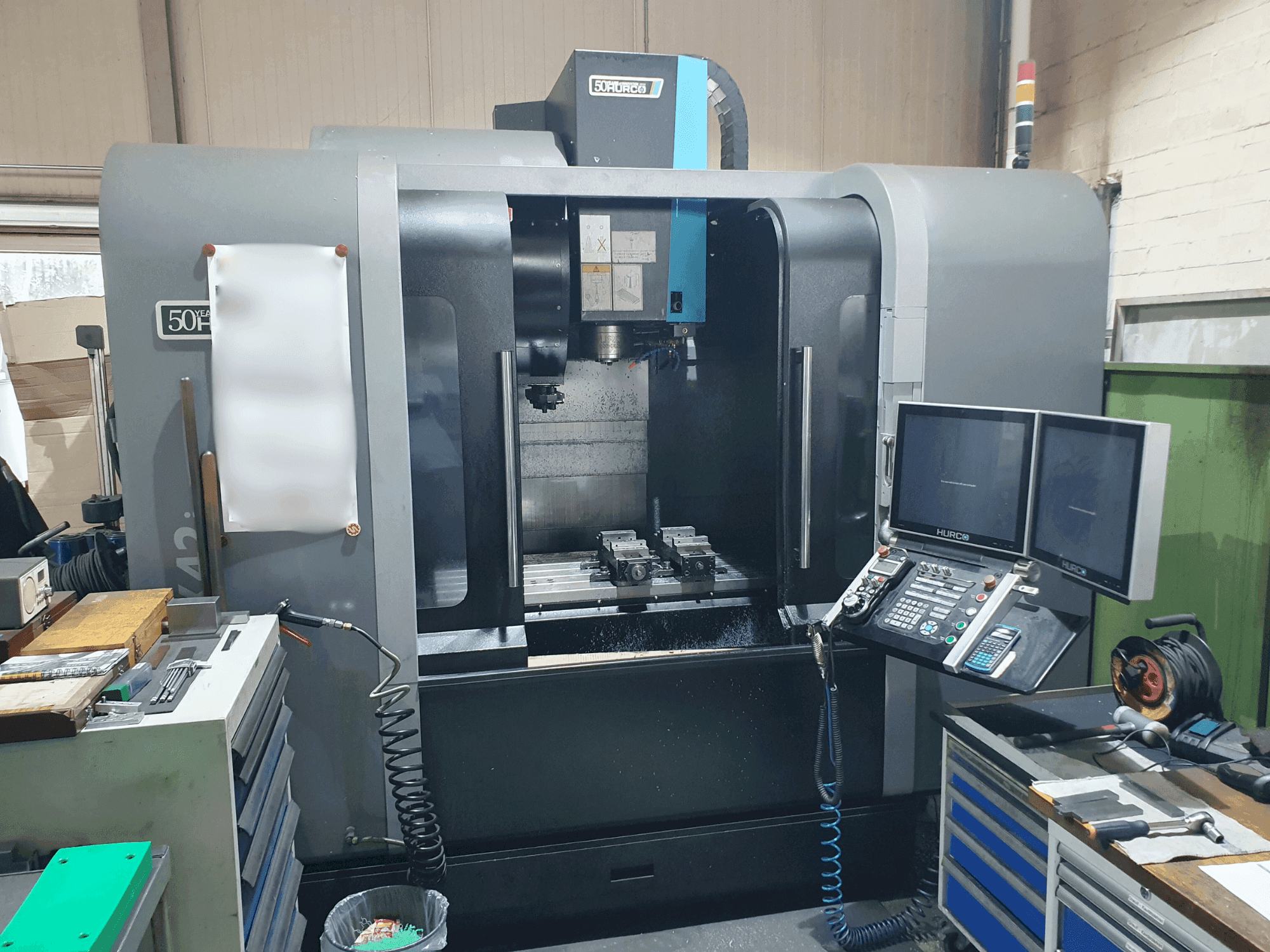 Vista Frontal da Hurco VMX42i máquina