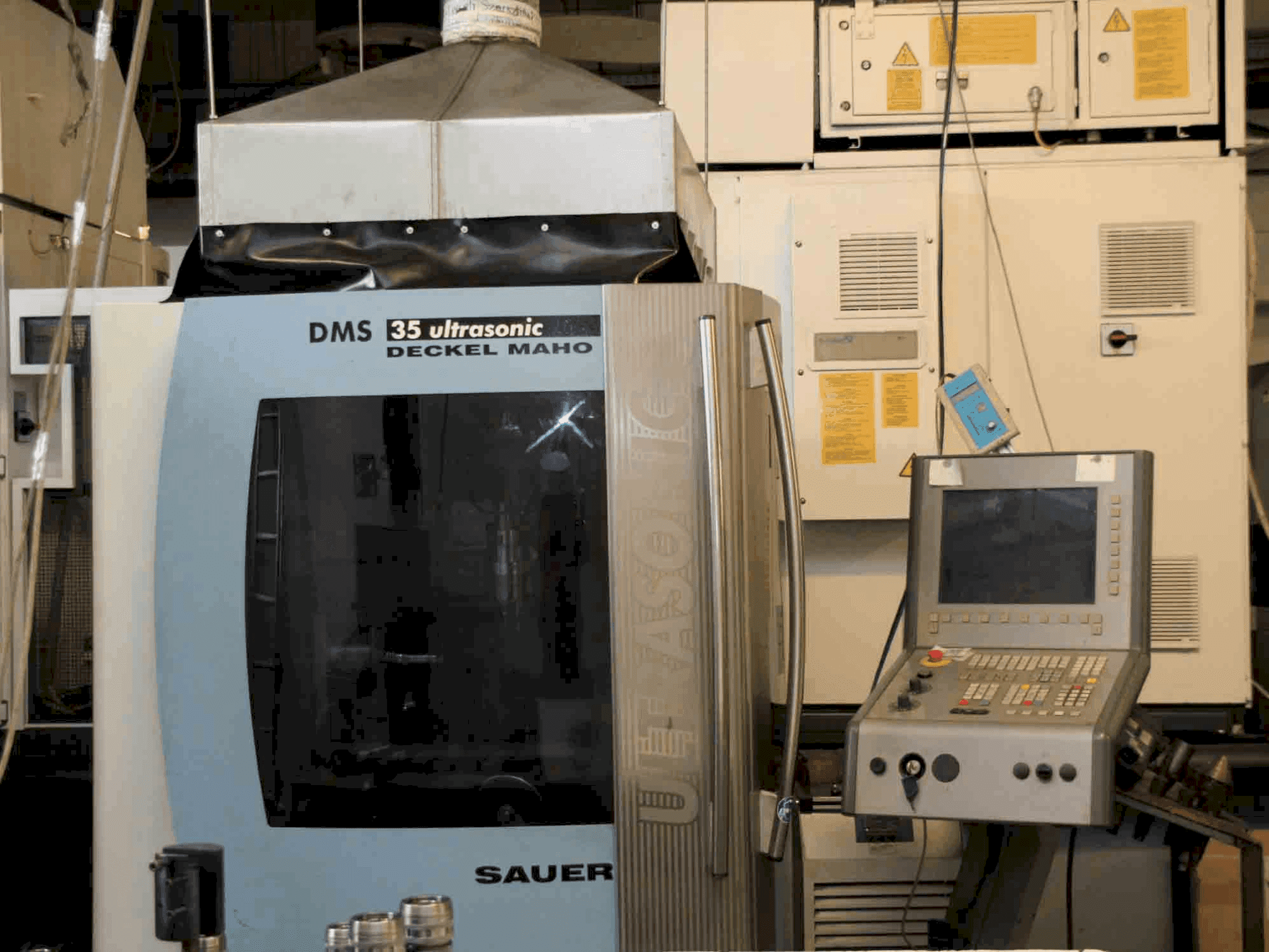 Vista Frontal da DMG MORI DMS 35 Ultrasonic máquina