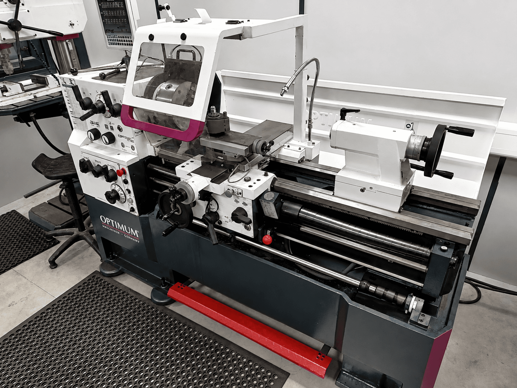 Torno horizontal Optimum TH 4610, vista lateral, com comandos, mandril e área de trabalho de conceção robusta.