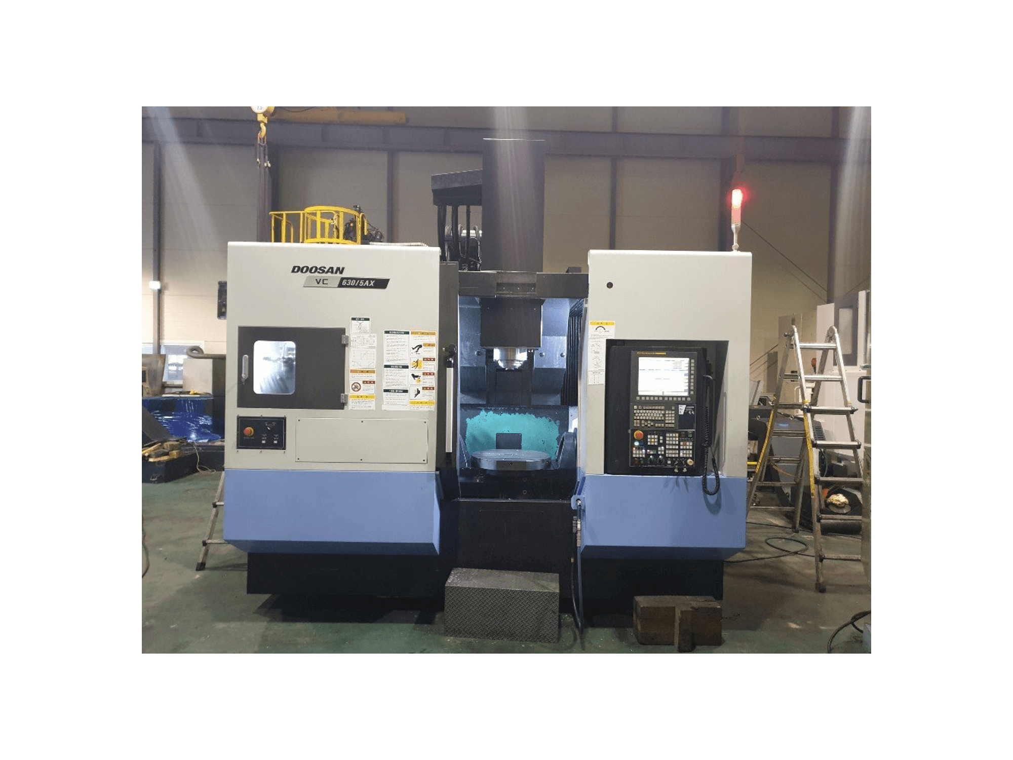 Vista Frontal da Doosan VC630/5AX máquina