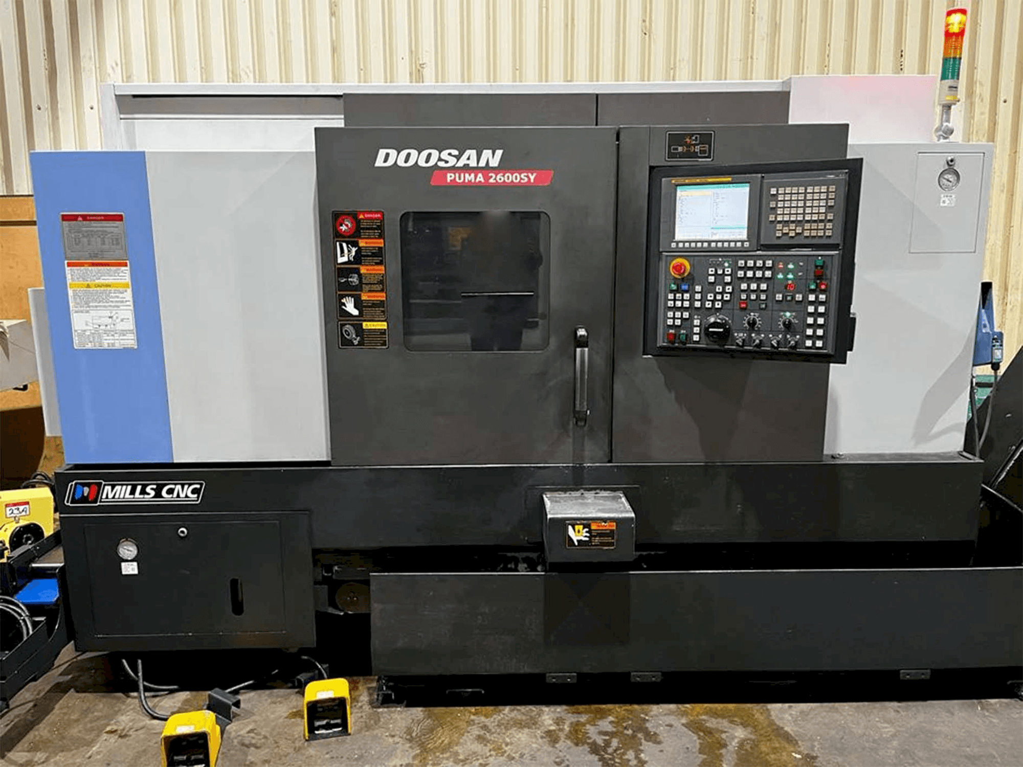 Vista Frontal da Doosan Puma 2600SY máquina