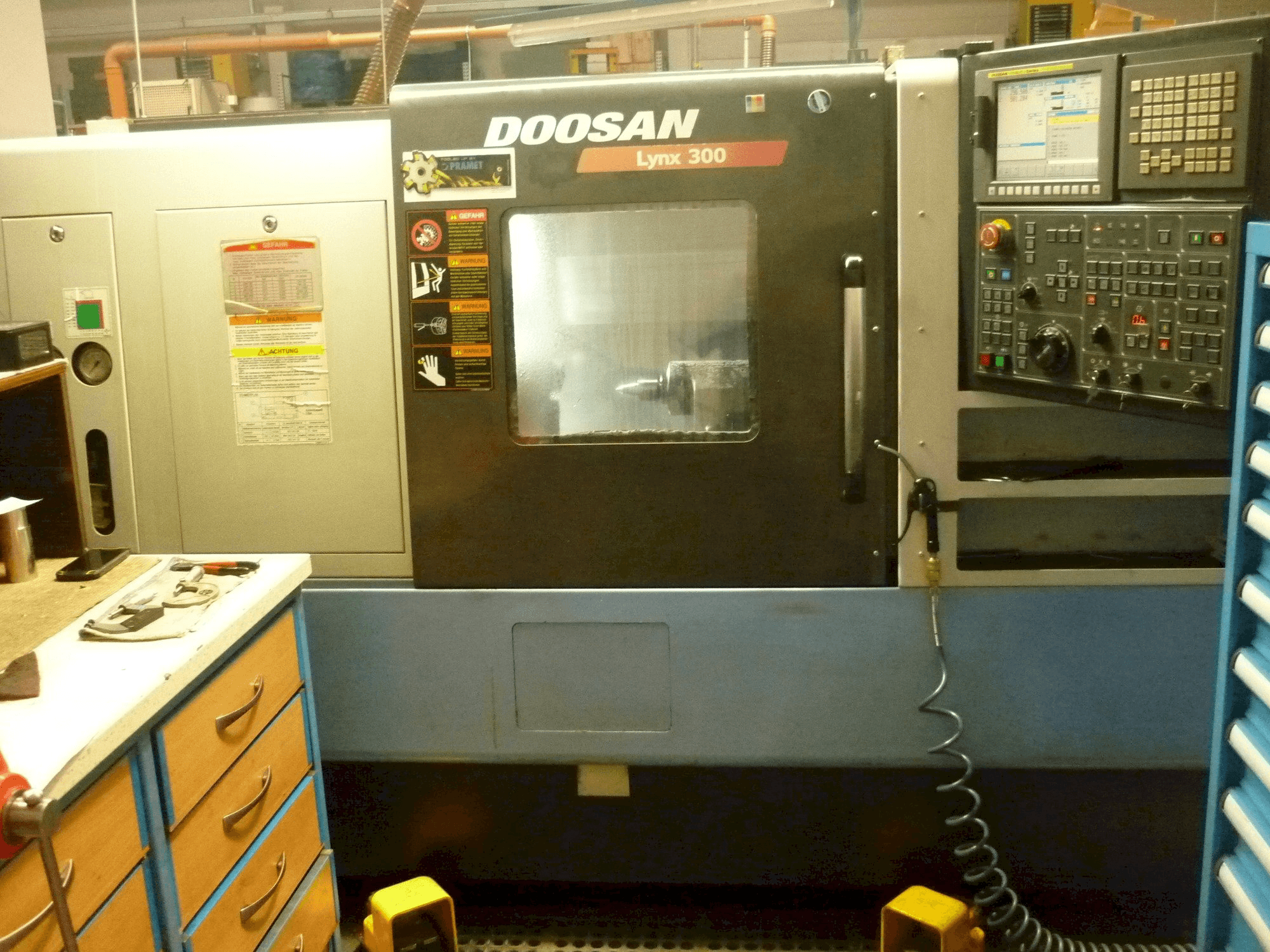 Vista Frontal da Doosan LYNX 300 máquina
