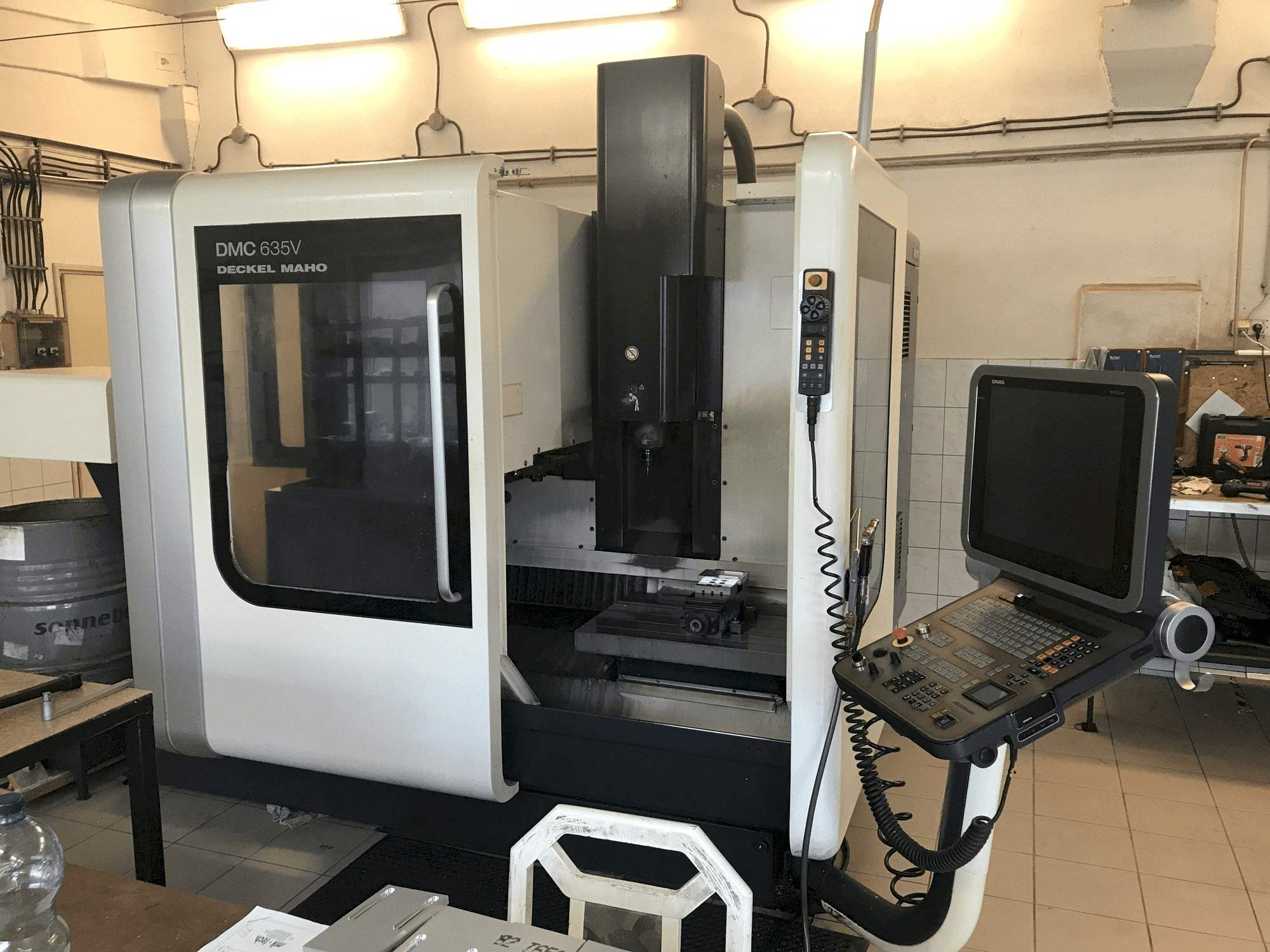 Vista Frontal da DECKEL MAHO DMC 635V máquina