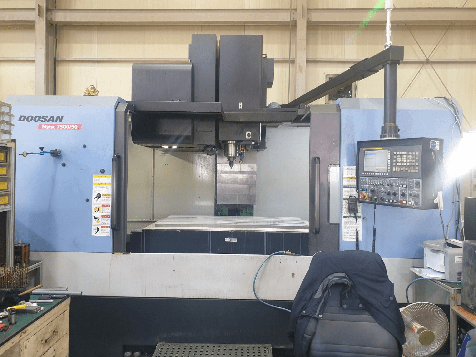 Vista Frontal da Doosan MYNX 7500/50 máquina
