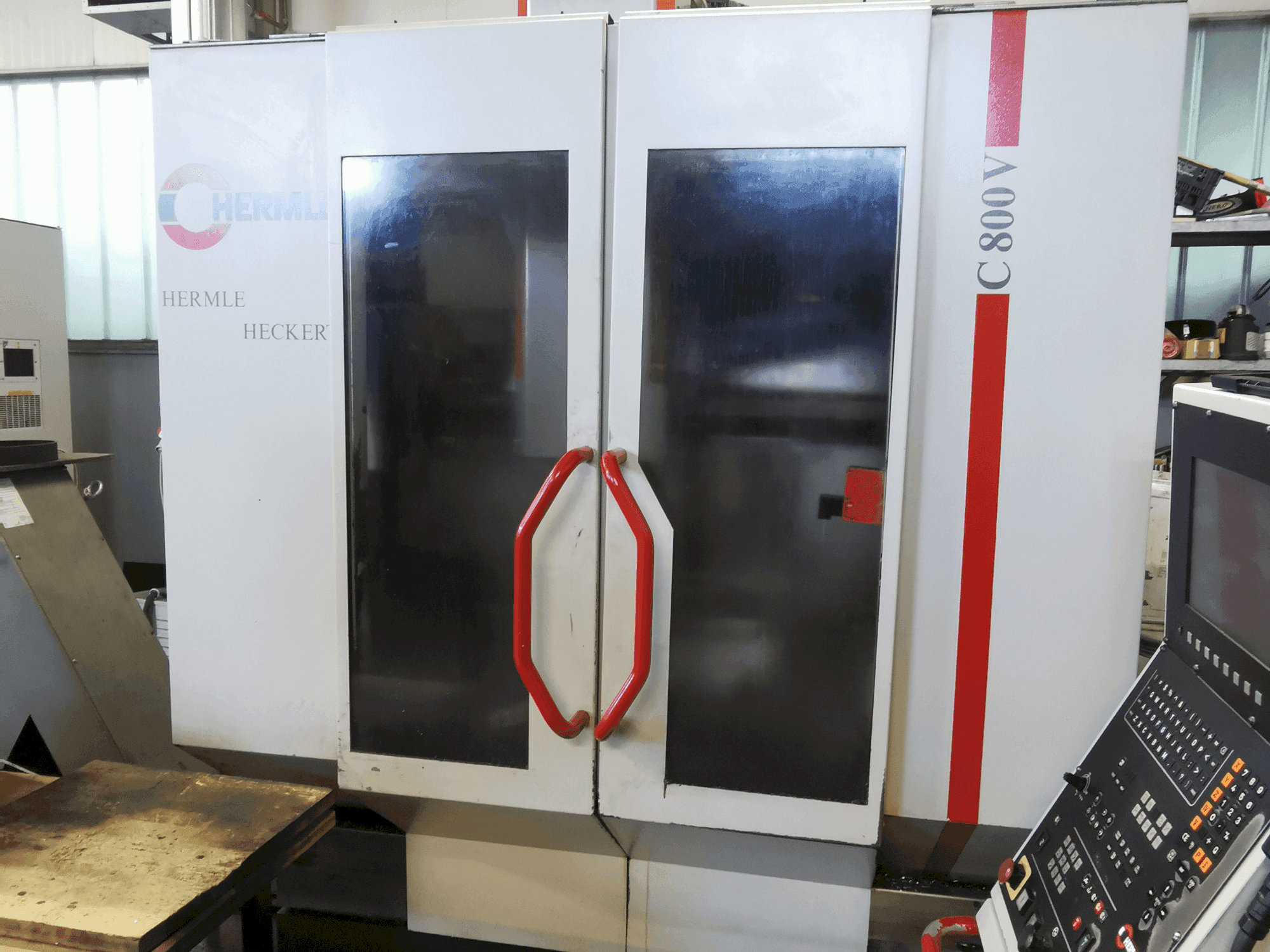 Vista Frontal da HERMLE C 800 V máquina