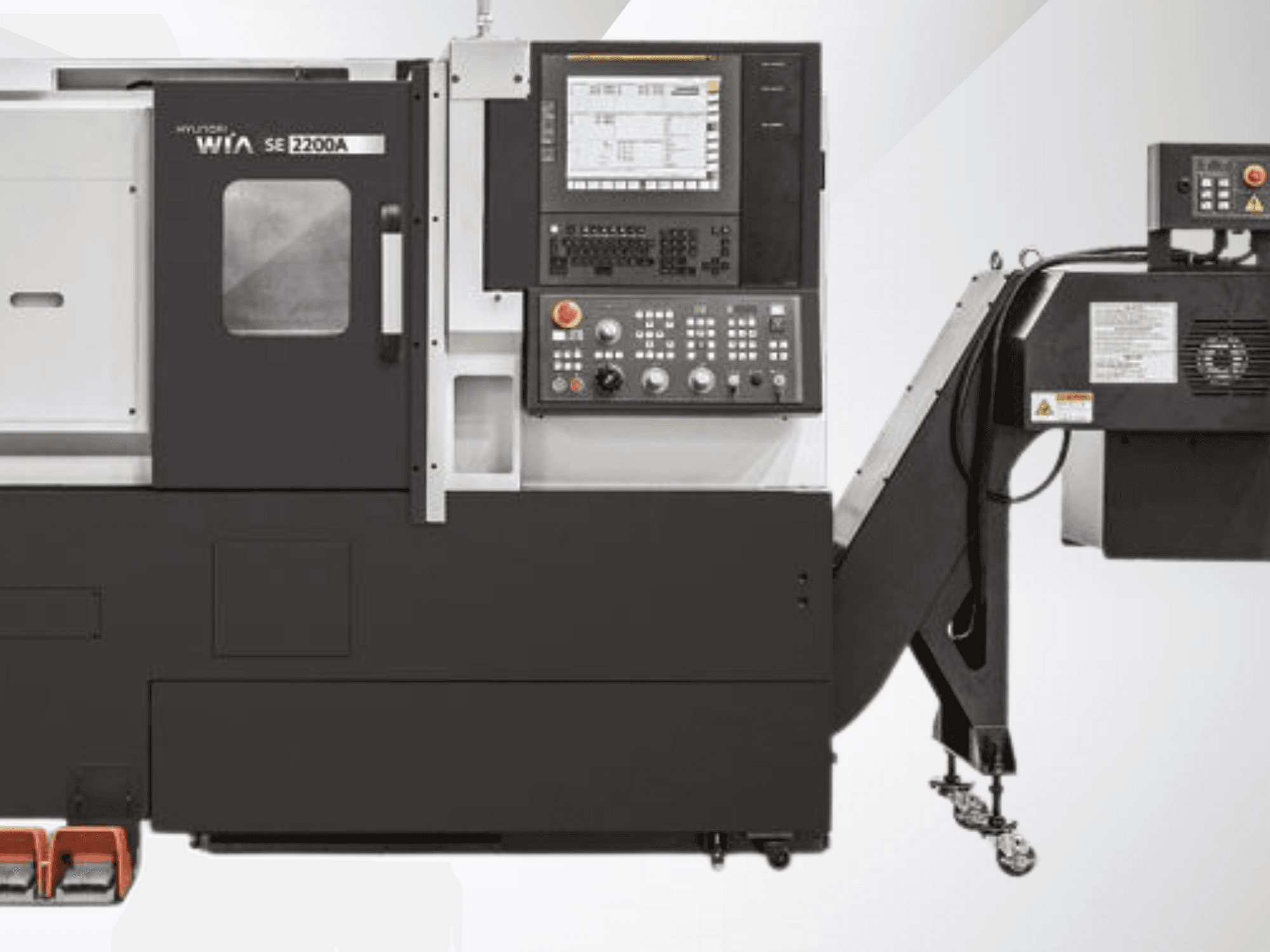 Torno CNC Hyundai WIA SE 2200A, vista frontal, com painel de controlo e motor de fuso, concebido para maquinagem de precisão.