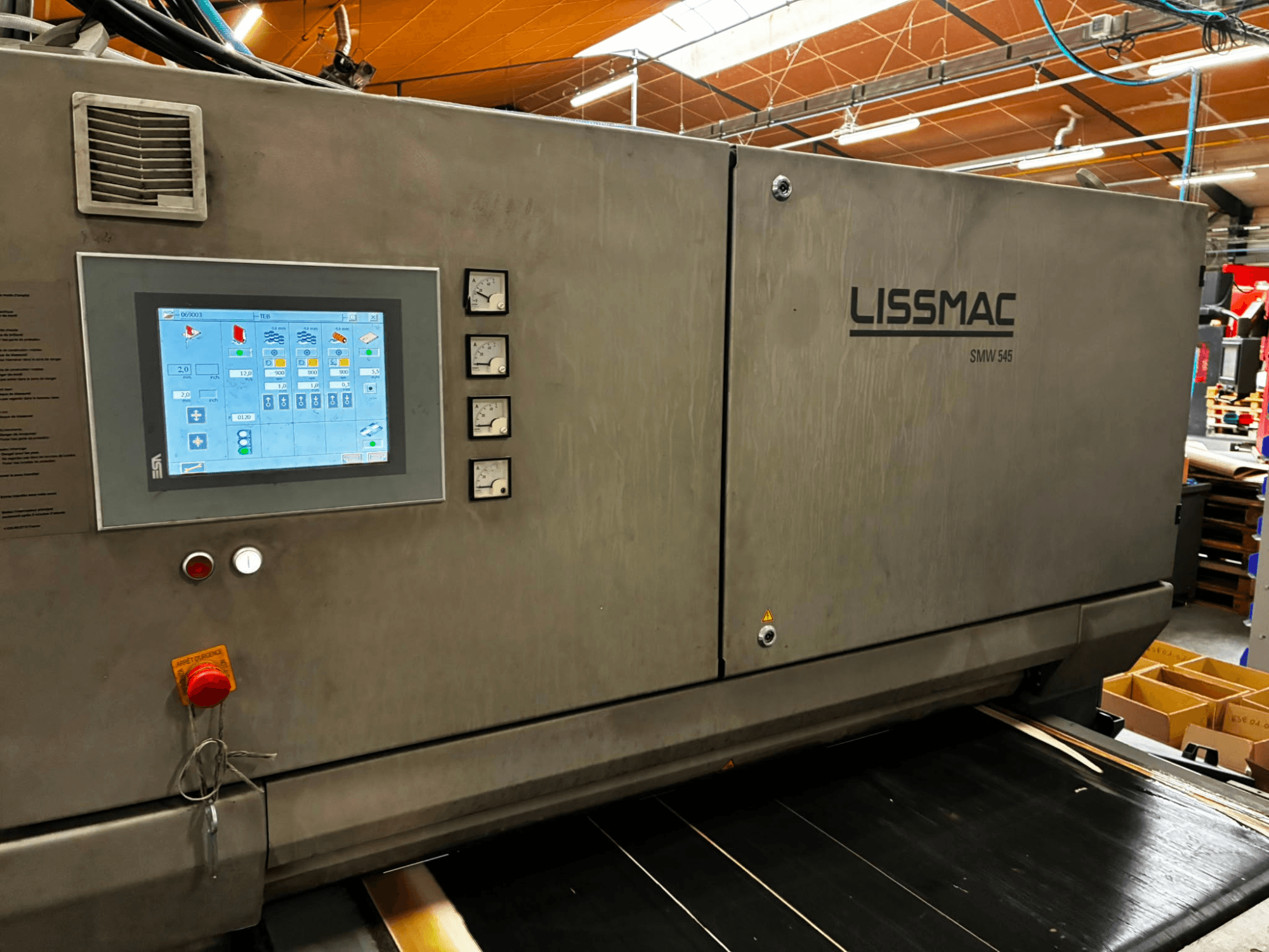 Máquina de rebarbação LISSMAC SMW 545 RTTB vista de lado, com um painel de controlo com ecrã tátil e indicadores.