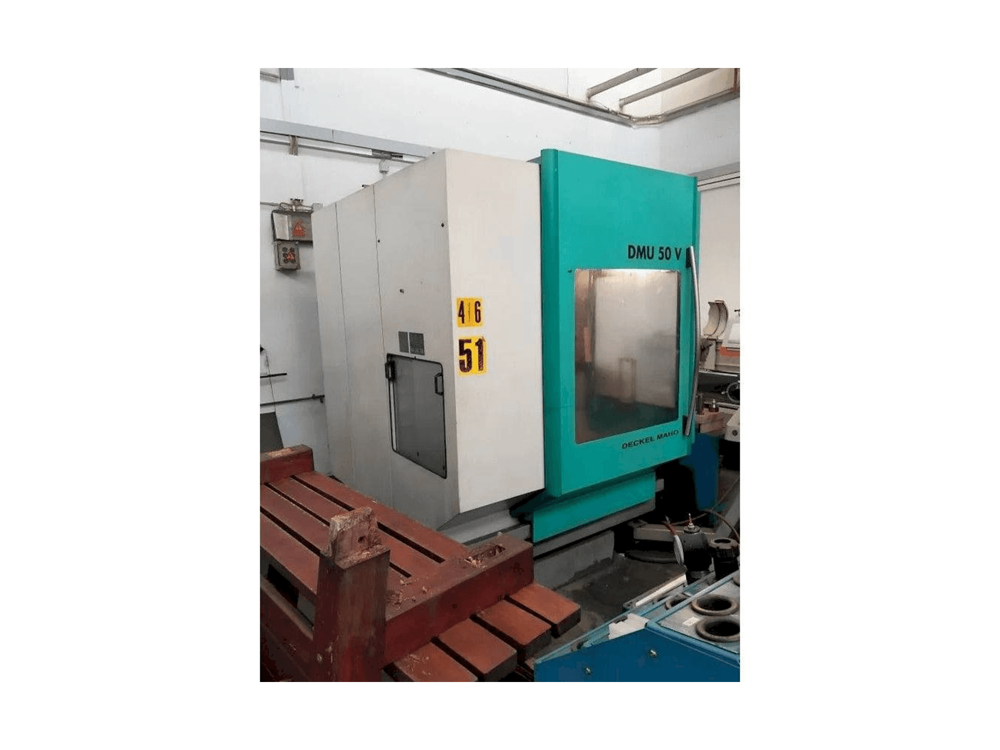 Vista Lateral Esquerda da DECKEL MAHO DMU 50 V máquina