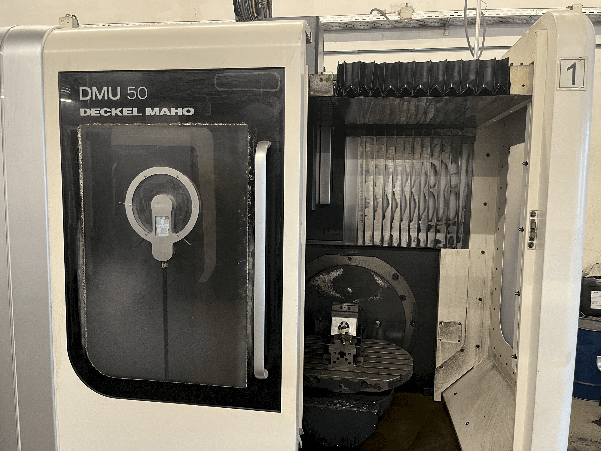 Vista Frontal da DECKEL MAHO DMU 50 máquina