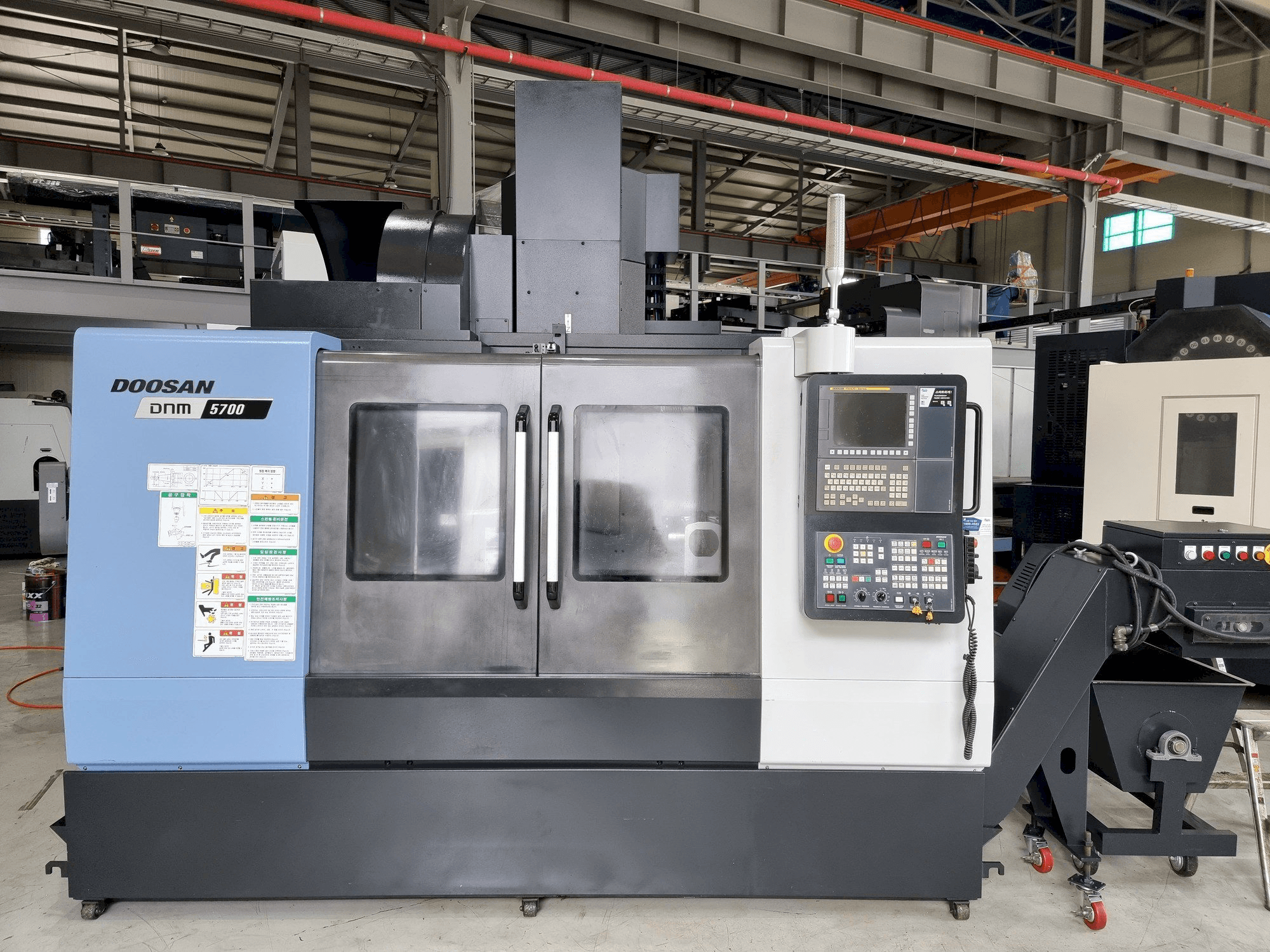 Vista Frontal da Doosan DNM 5700 máquina