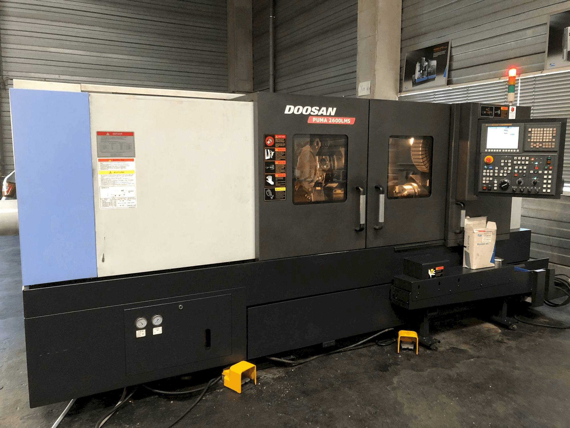 Vista Frontal da Doosan Puma 2600 LMS máquina