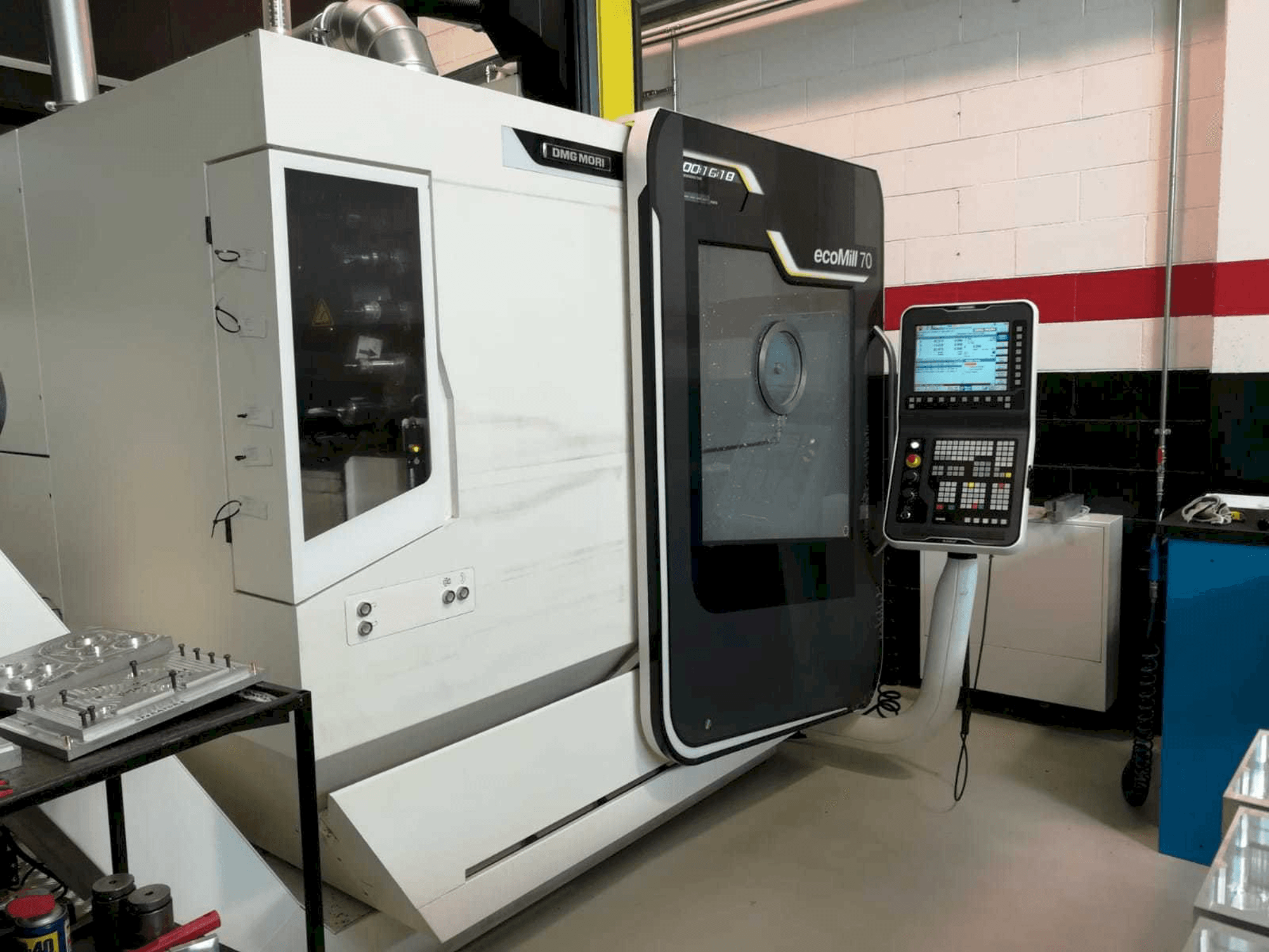 Vista Frontal da DMG Deckel Maho Ecomill 70 máquina