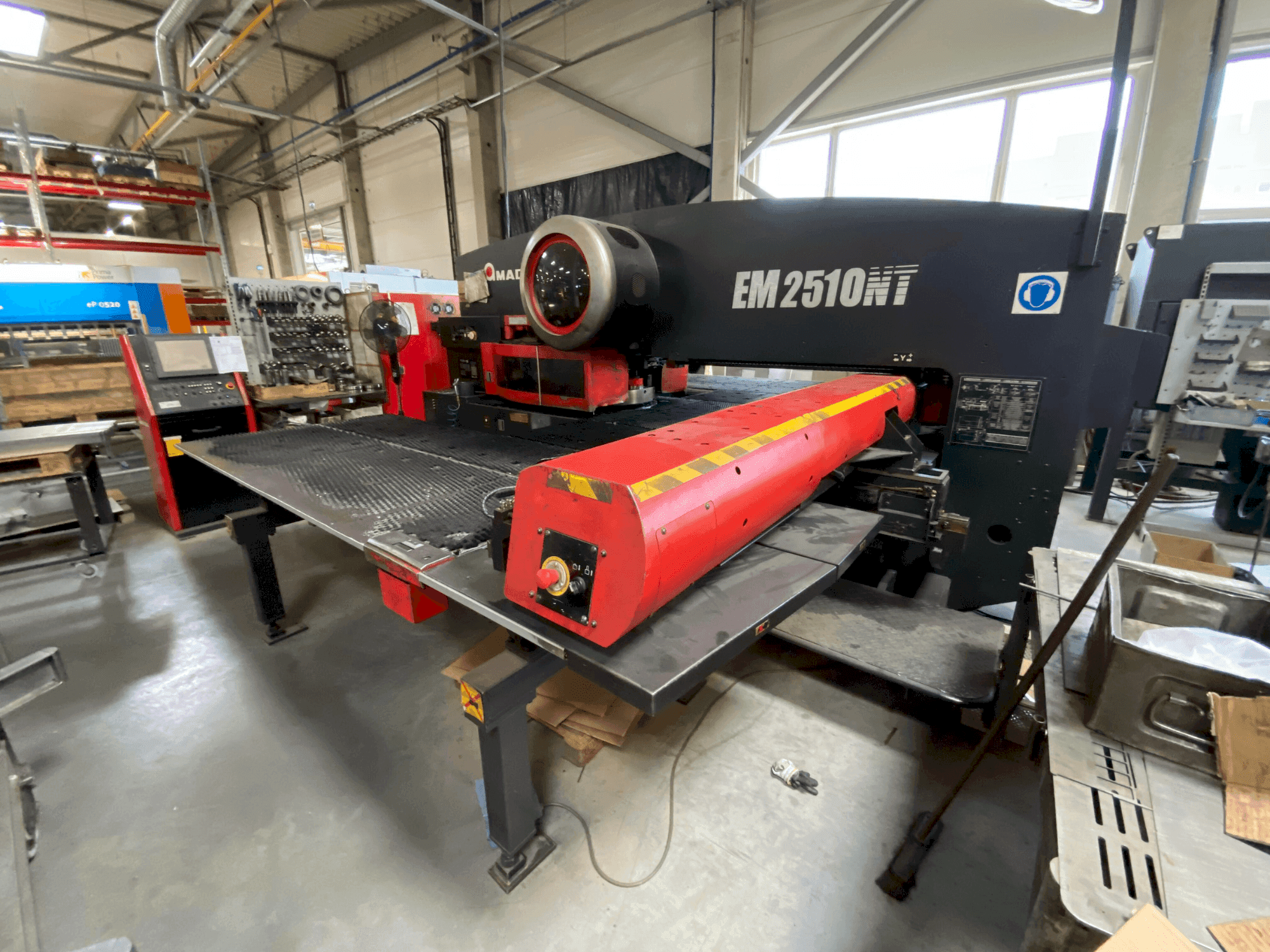 Vista Frontal da AMADA EM2510NT máquina