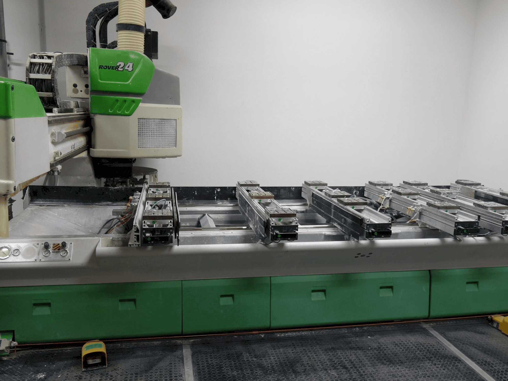 Vista Frontal da BIESSE Rover 24 S máquina