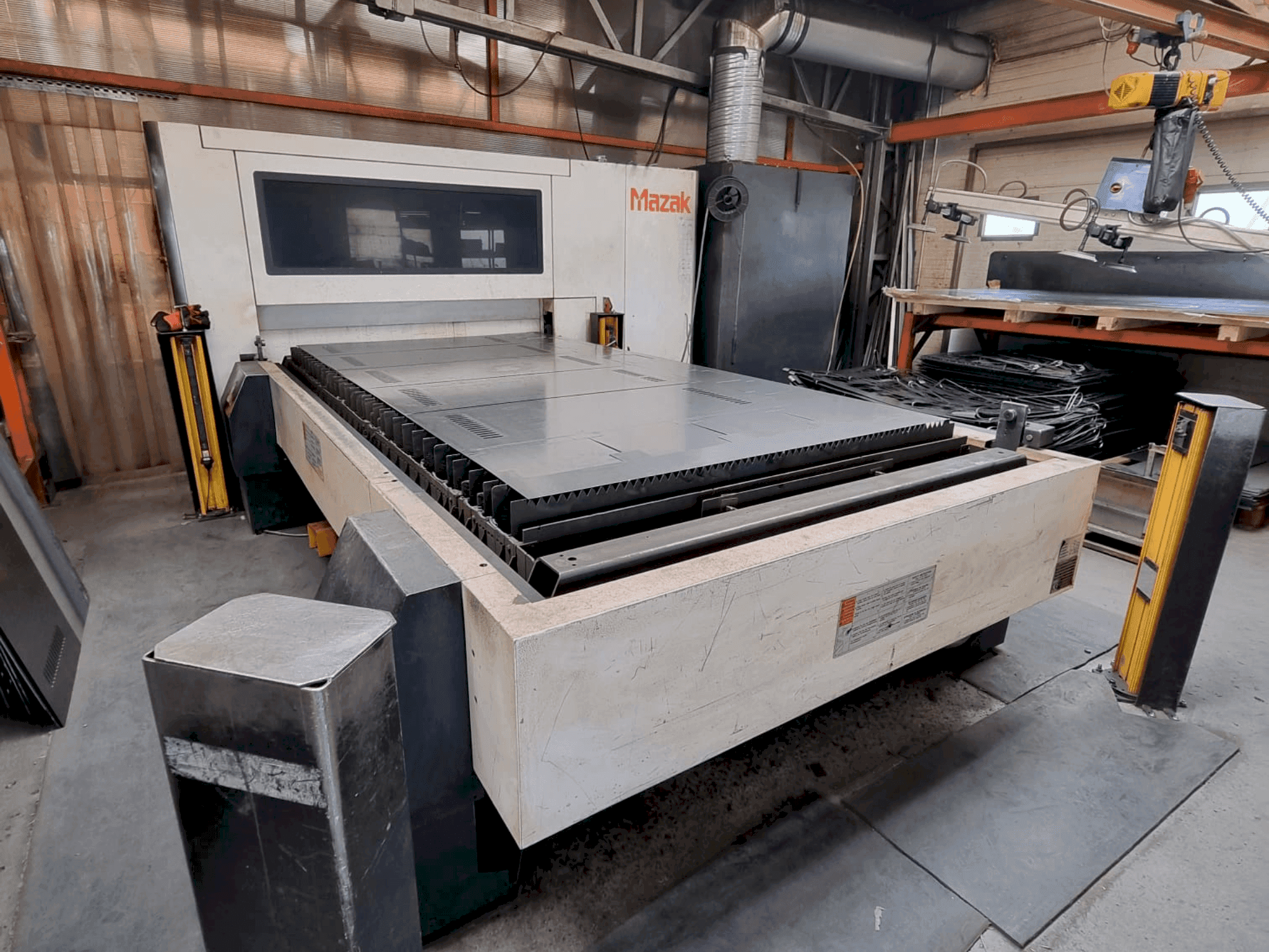 Vista Frontal da Mazak OPTIPLEX 3015 FIBER II máquina