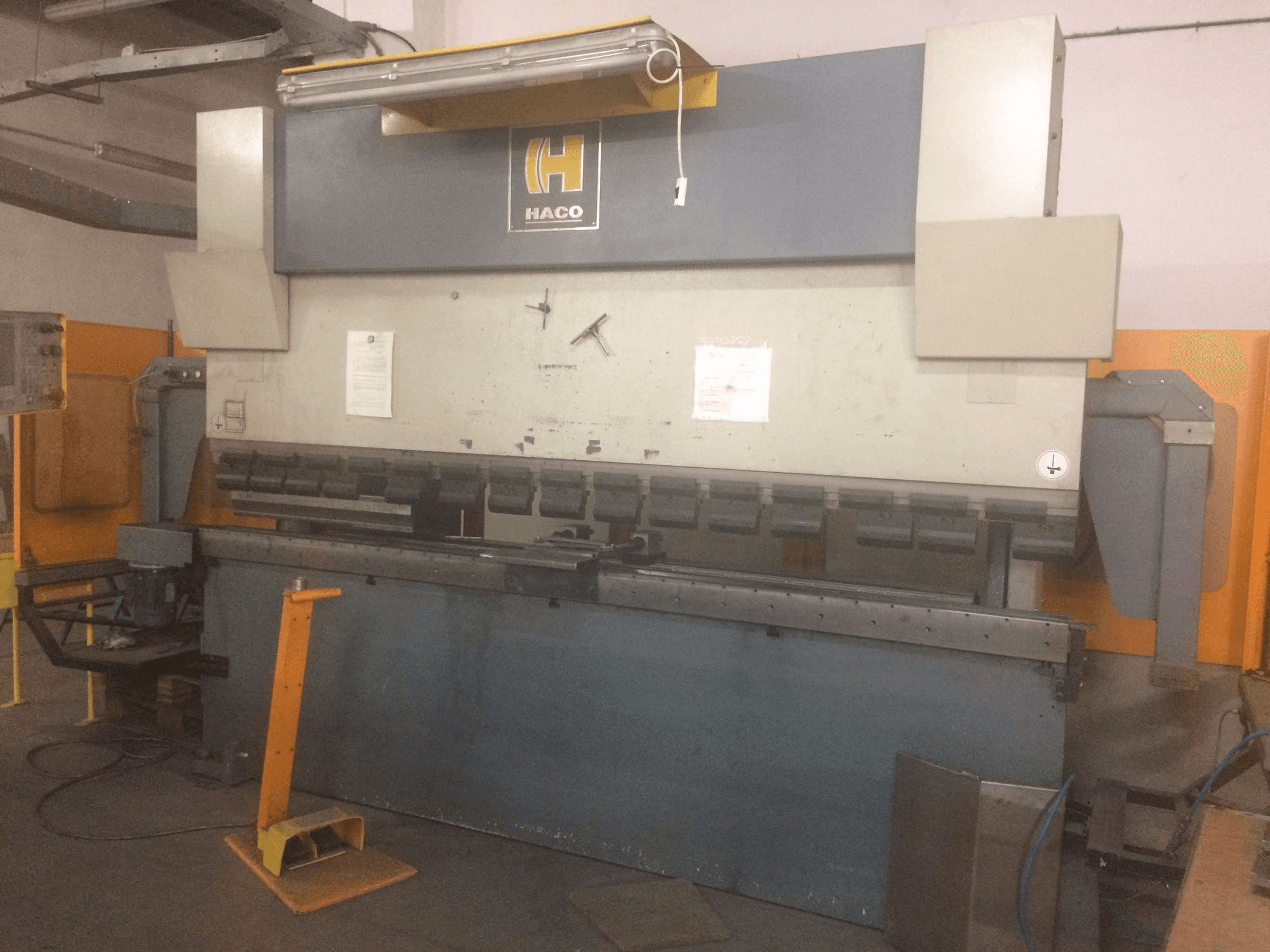 Vista Frontal da HACO EMR 30150 máquina