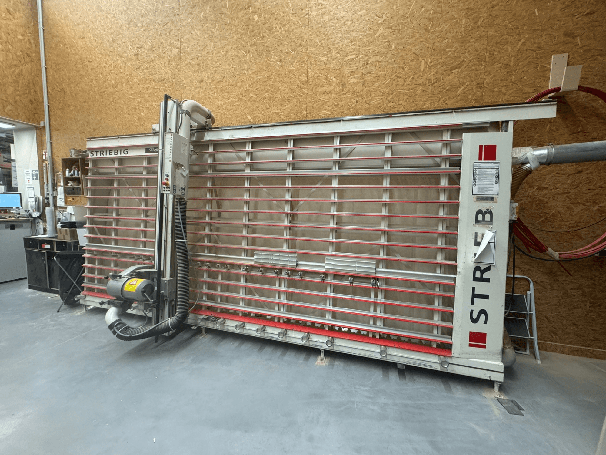 Serra de contorno STRIEBIG com uma grande lâmina vertical, vista lateral mostrando a extração de poeiras e o painel de controlo. Ideal para trabalhos em madeira.